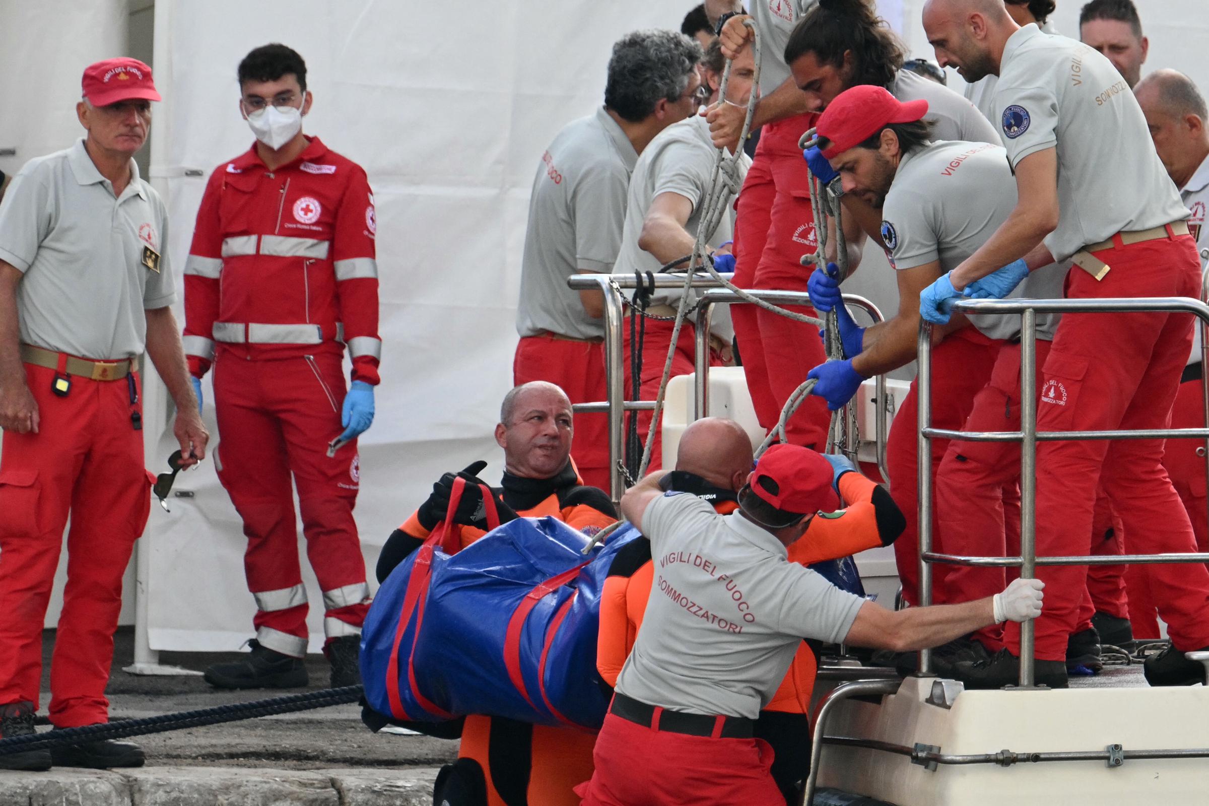 Retter tragen eine Leiche, nachdem Taucher in den Hafen von Porticello bei Palermo zurückgekehrt sind, am 22. August 2024, drei Tage nachdem die unter britischer Flagge fahrende Luxusyacht Bayesian gesunken ist. | Quelle: Getty Images