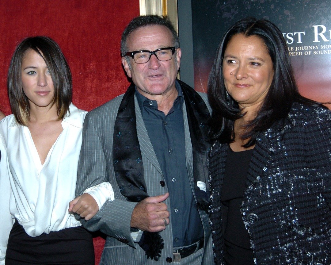 Robin Williams mit Ehefrau Marsha und Tochter Zelda bei der NY-Premiere von "August Rush" im Ziegfeld Thea | Quelle: Getty Images