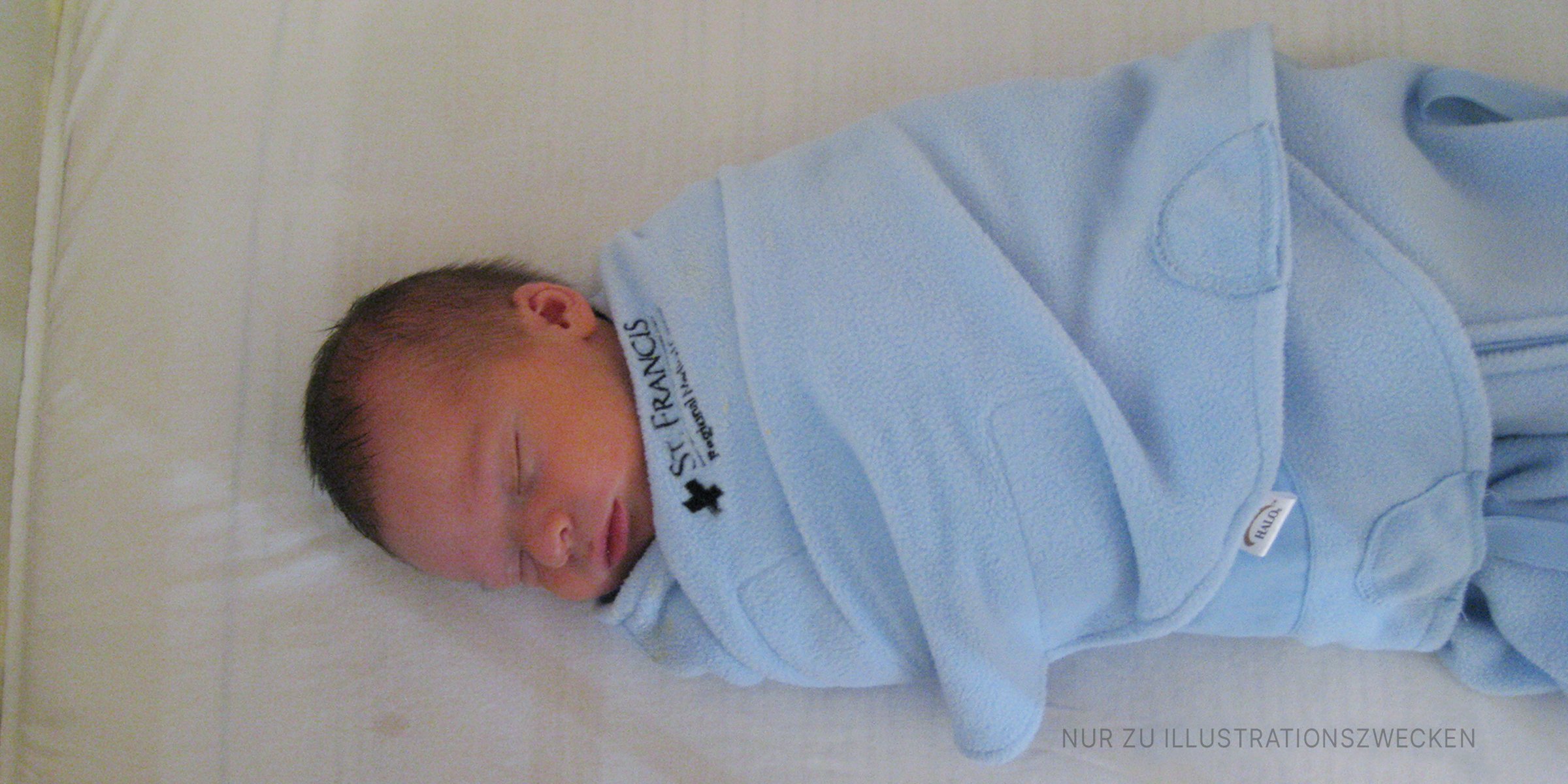 Baby in eine blaue Decke gewickelt | Quelle: Flickr / EtanSivad (CC BY-SA 2.0)