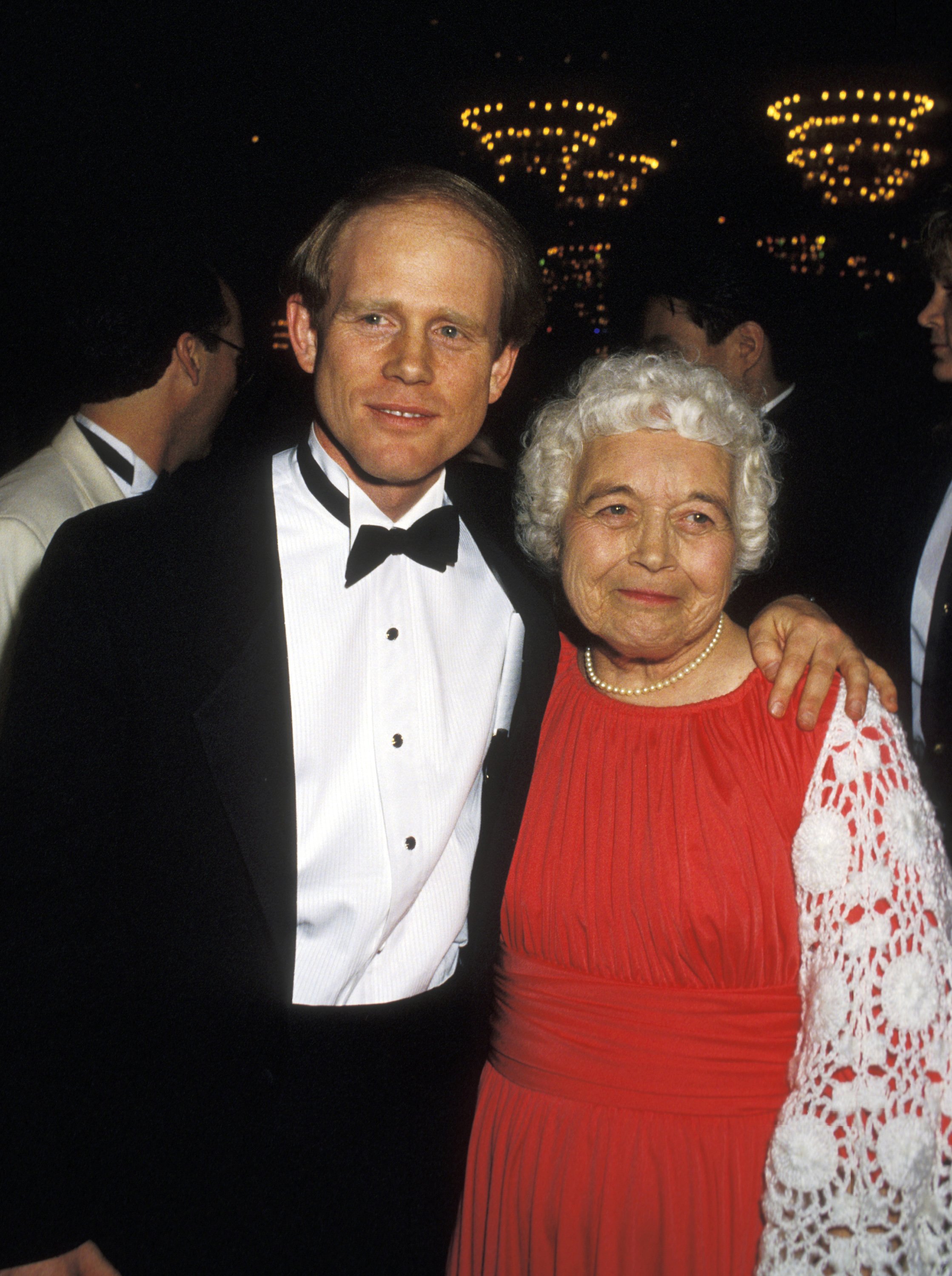 Ron Howard mit seiner Mutter Jean Speegle beim 5. Annual Moving Picture Ball im Jahr 1990. | Quelle: Getty Images