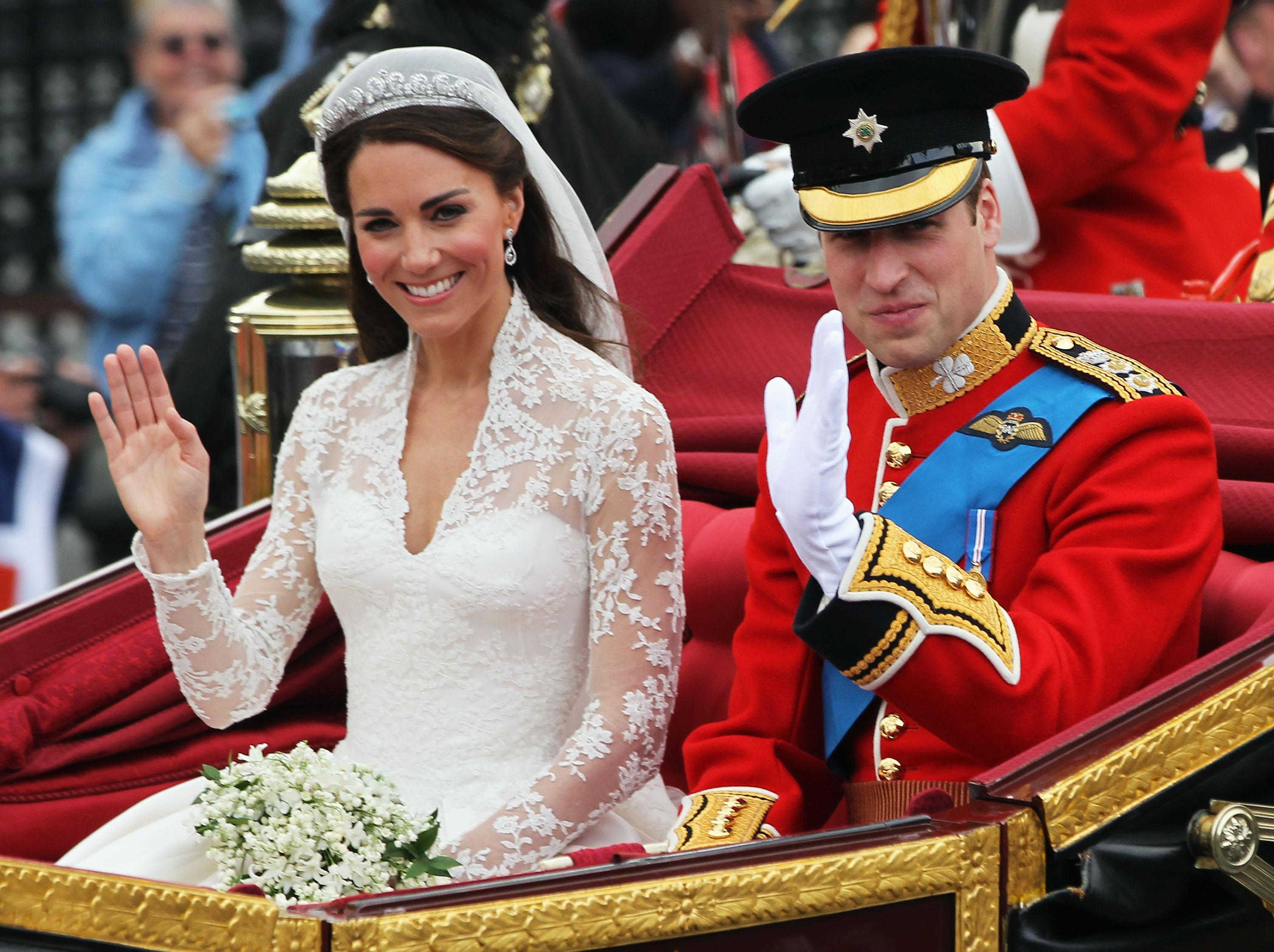 Catherine Middleton und Prinz William fahren am 29. April 2011 mit einer Kutsche zum Buckingham Palace in London, England. | Quelle: Getty Images