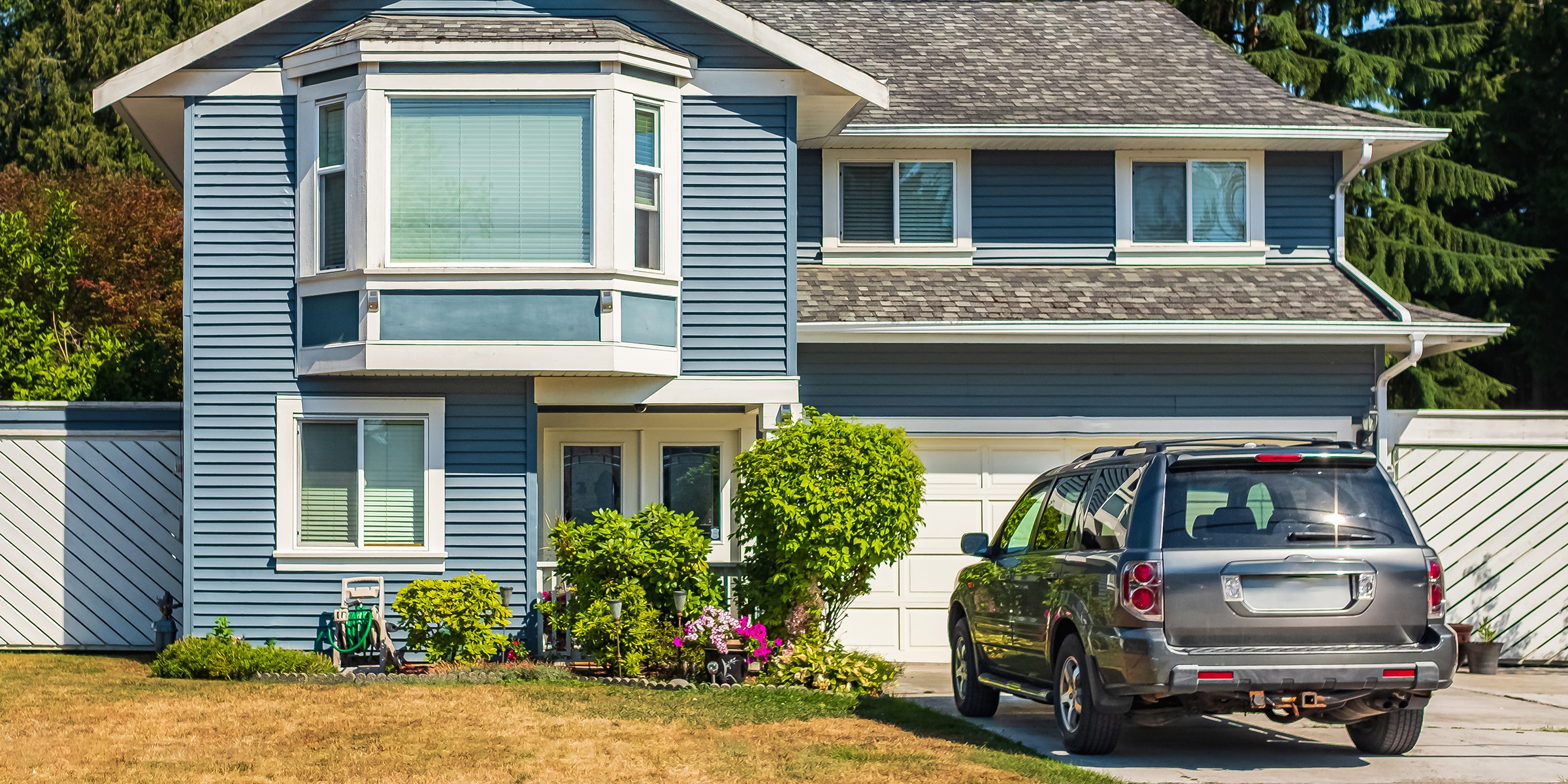 Ein Auto vor einem Haus | Quelle: Shutterstock