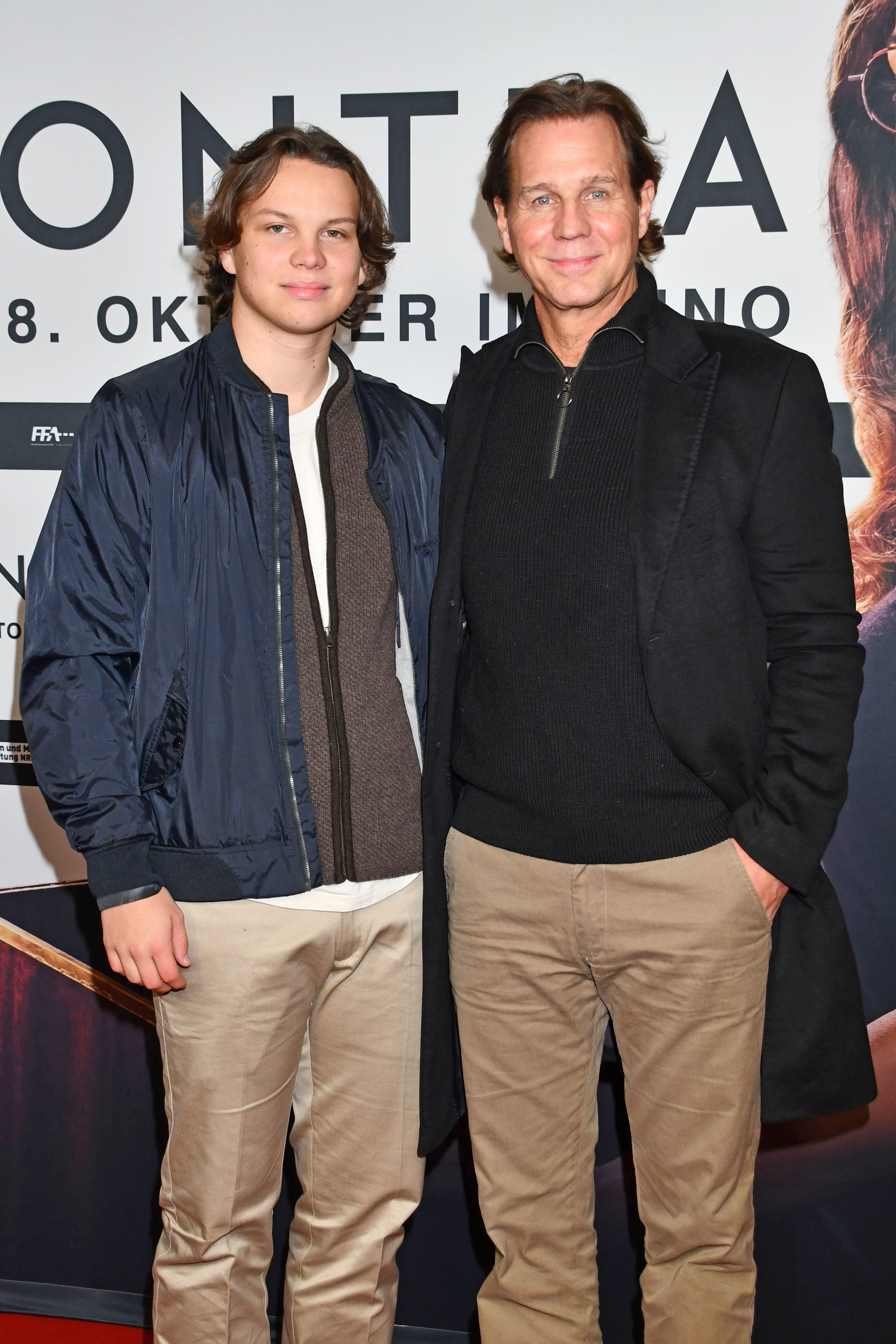 Sam Heinze, Thomas Heinze während der Contra-Premiere im Zoo Palast am 27. Oktober 2021 in Berlin, Deutschland | Quelle: Getty Images