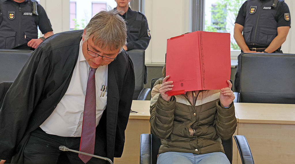 5. Mai 2026, Mecklenburg-Vorpommern, Rostock: Andreas Ohm (v. l. n. r.), Rechtsanwalt, und die Angeklagte warten im Gerichtssaal des Landgerichts auf die Fortsetzung des Mordprozesses.  | Quelle: Getty Images