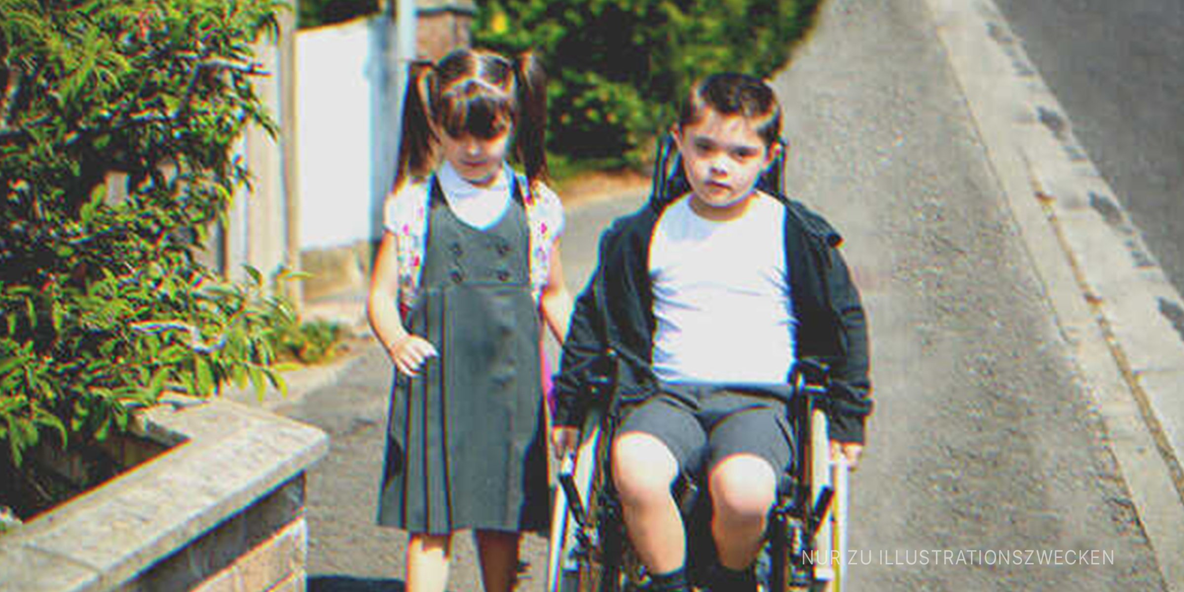 Kleiner Junge im Rollstuhl neben einem kleinen Mädchen. | Quelle: Shutterstock