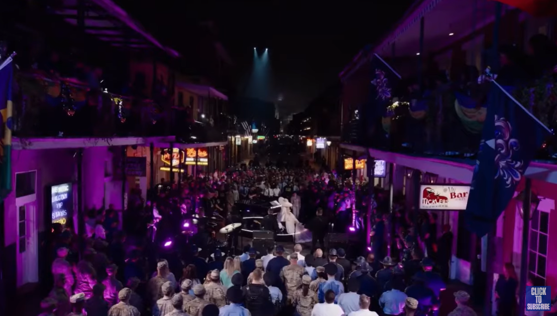 Lady Gaga tritt auf, während die Menge sie auf der Bühne in der Bourbon Street in New Orleans umringt | Quelle: YouTube/NFL