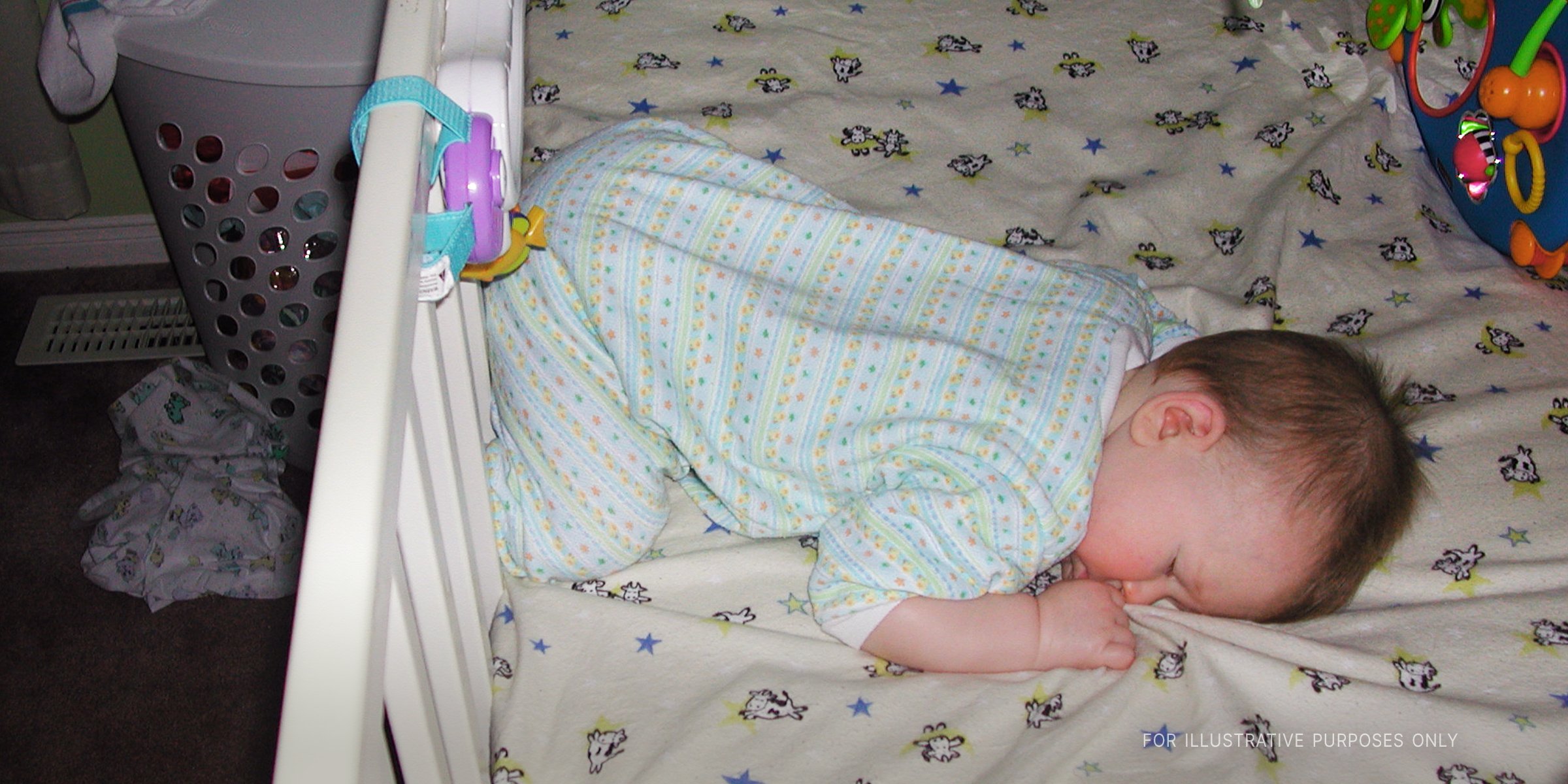 Ein schlafendes Baby in einem Bett | Quelle: Flickr/DNAMichaud (CC BY 2.0)