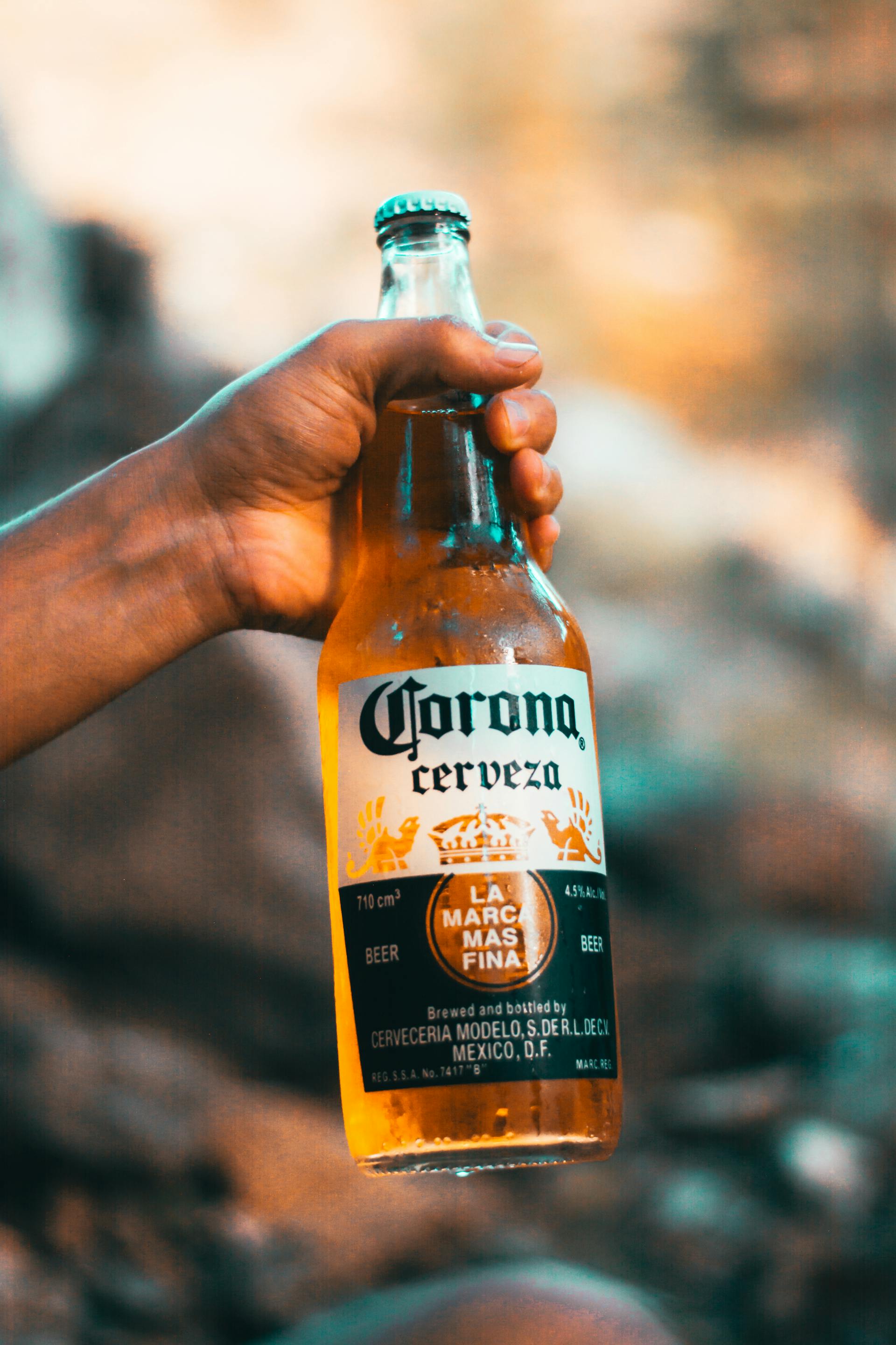 Eine Person hält eine Bierflasche | Quelle: Pexels