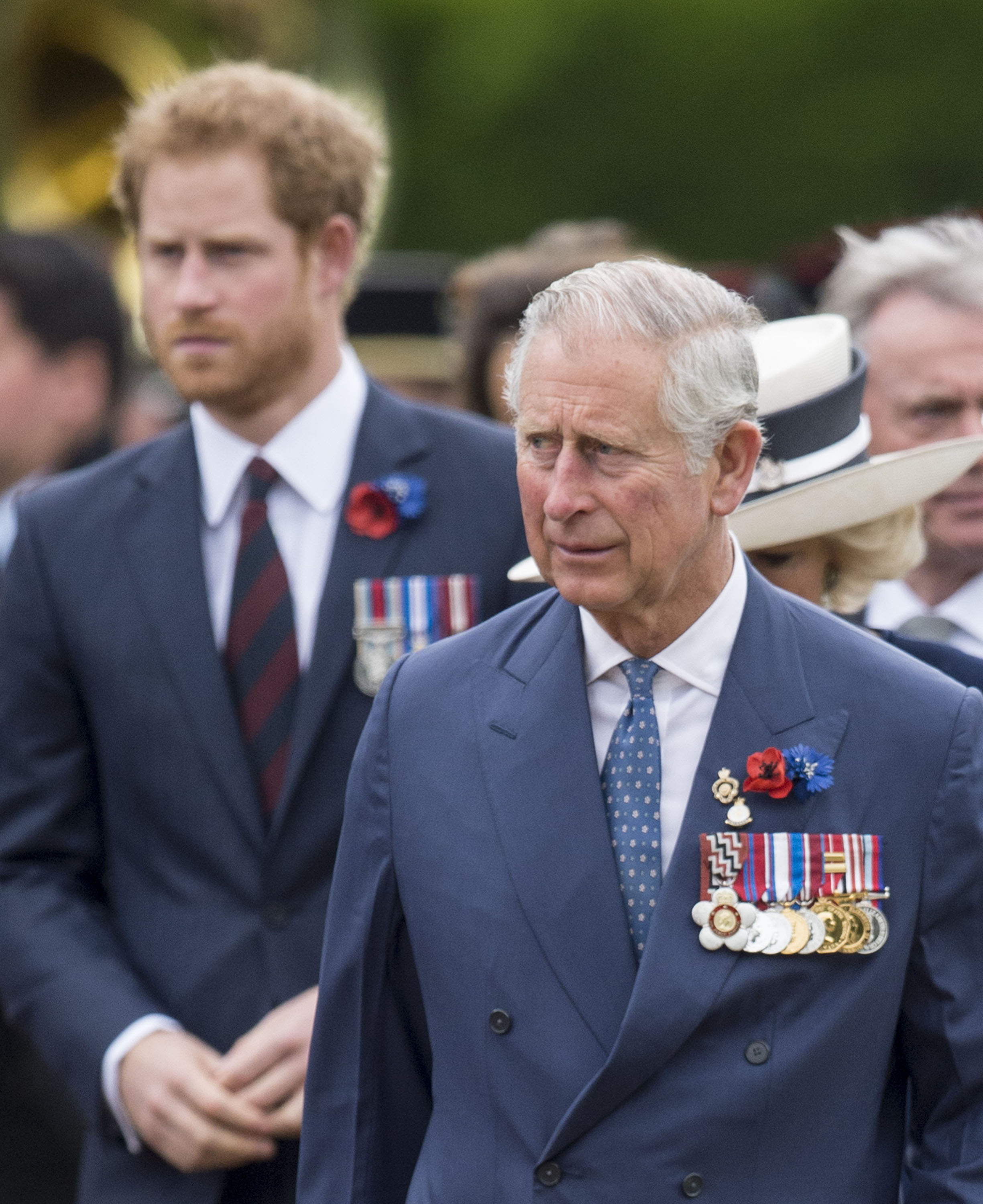 Prinz Harry und König Charles III. bei einer Gedenkfeier zum hundertsten Jahrestag der Schlacht an der Somme in Thiepval, Frankreich, am 1. Juli 2016. | Quelle: Getty Images