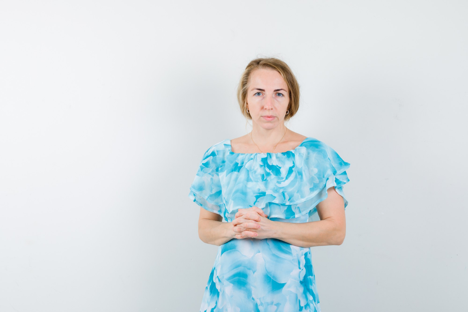 Eine traurige, in Gedanken versunkene ältere Frau | Quelle: Freepik