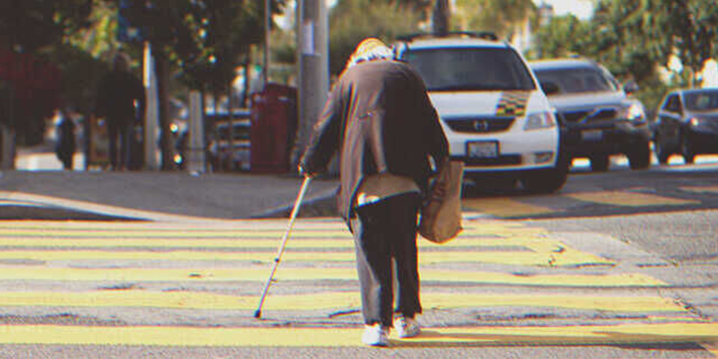 Rentner überquert die Straße | Quelle: Getty Images
