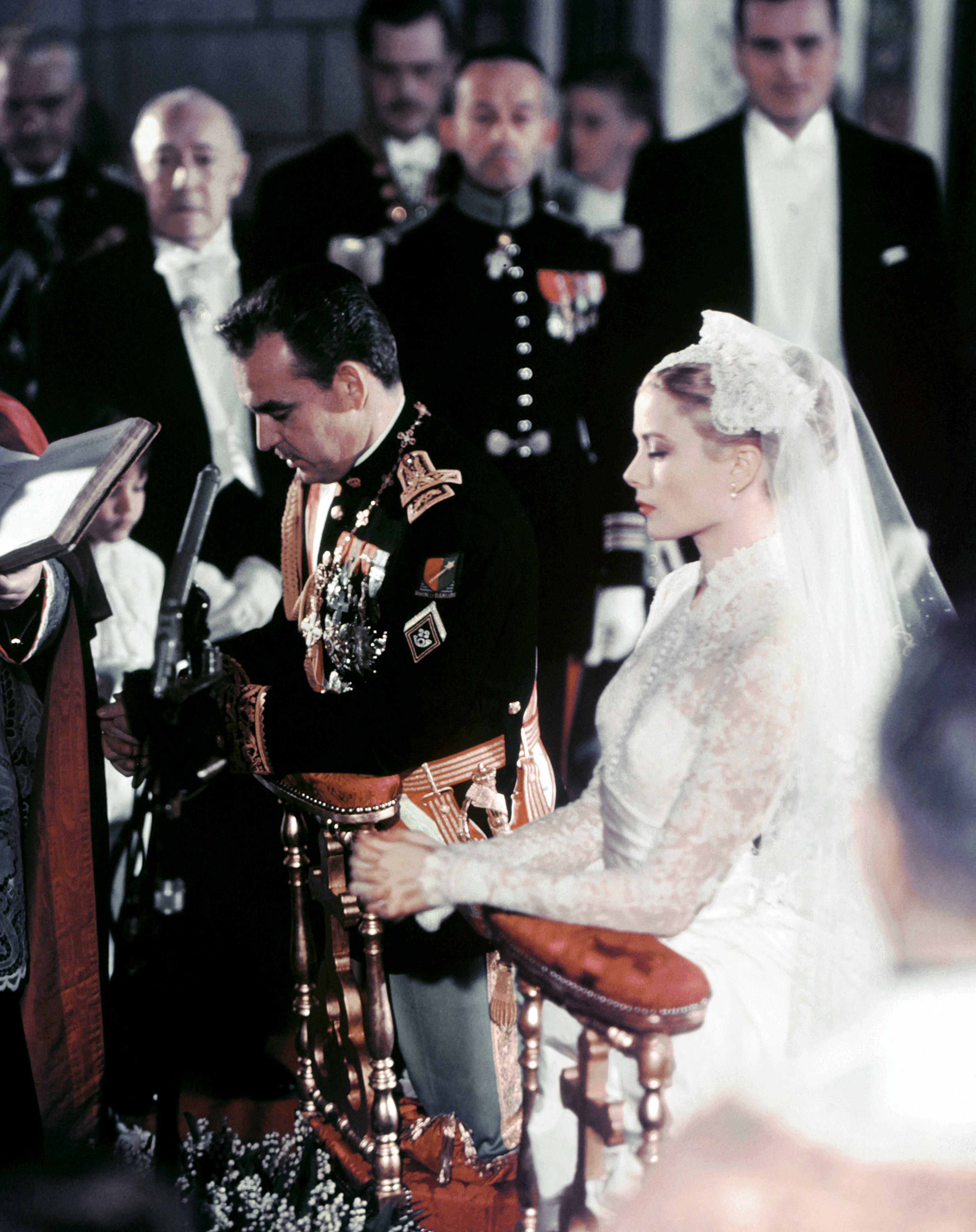 Fürst Rainier III. und Grace Kelly während ihrer Hochzeitszeremonie am 19. April 1956 in Monaco. | Quelle: Getty Images