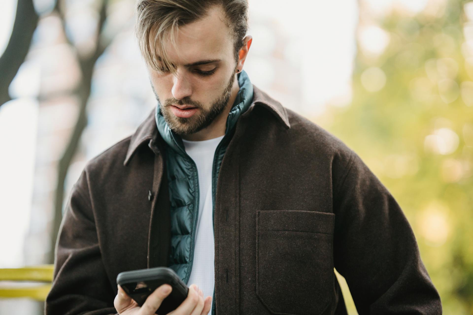 Ein Mann benutzt sein Handy | Quelle: Pexels