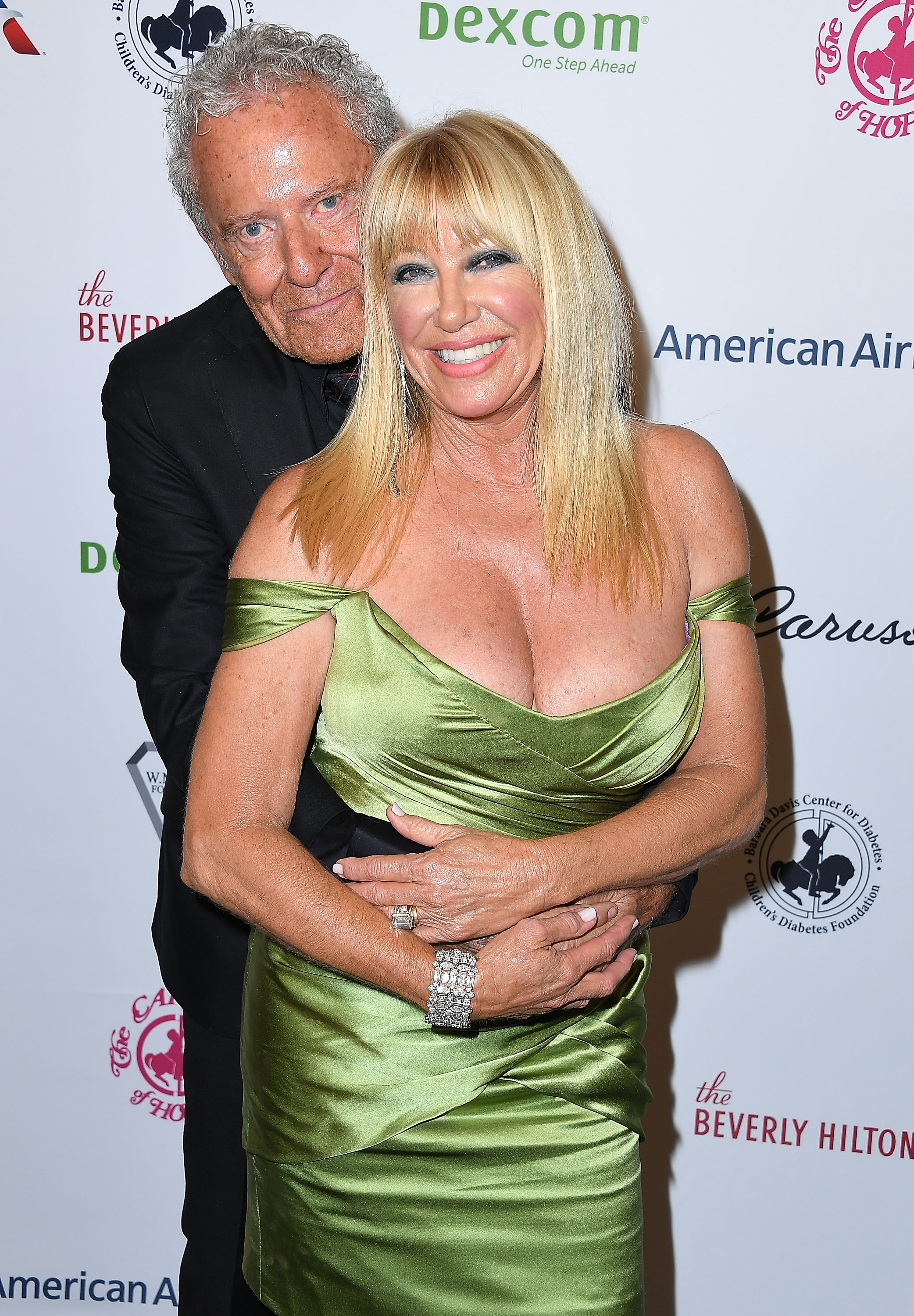 Alan Hamel und Suzanne Somers posieren auf dem Carousel of Hope Ball - VVIP Reception am 6. Oktober 2018 in Beverly Hills, Kalifornien | Quelle: Getty Images