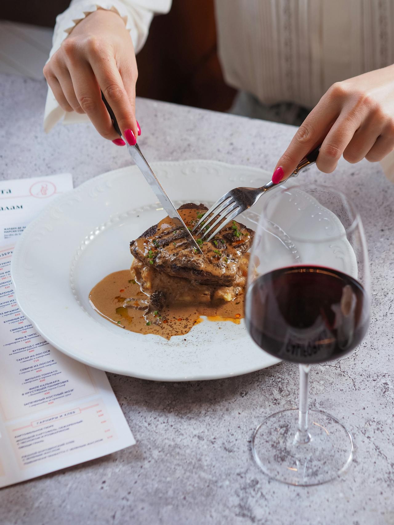 Eine Frau isst ein Steak | Quelle: Pexels