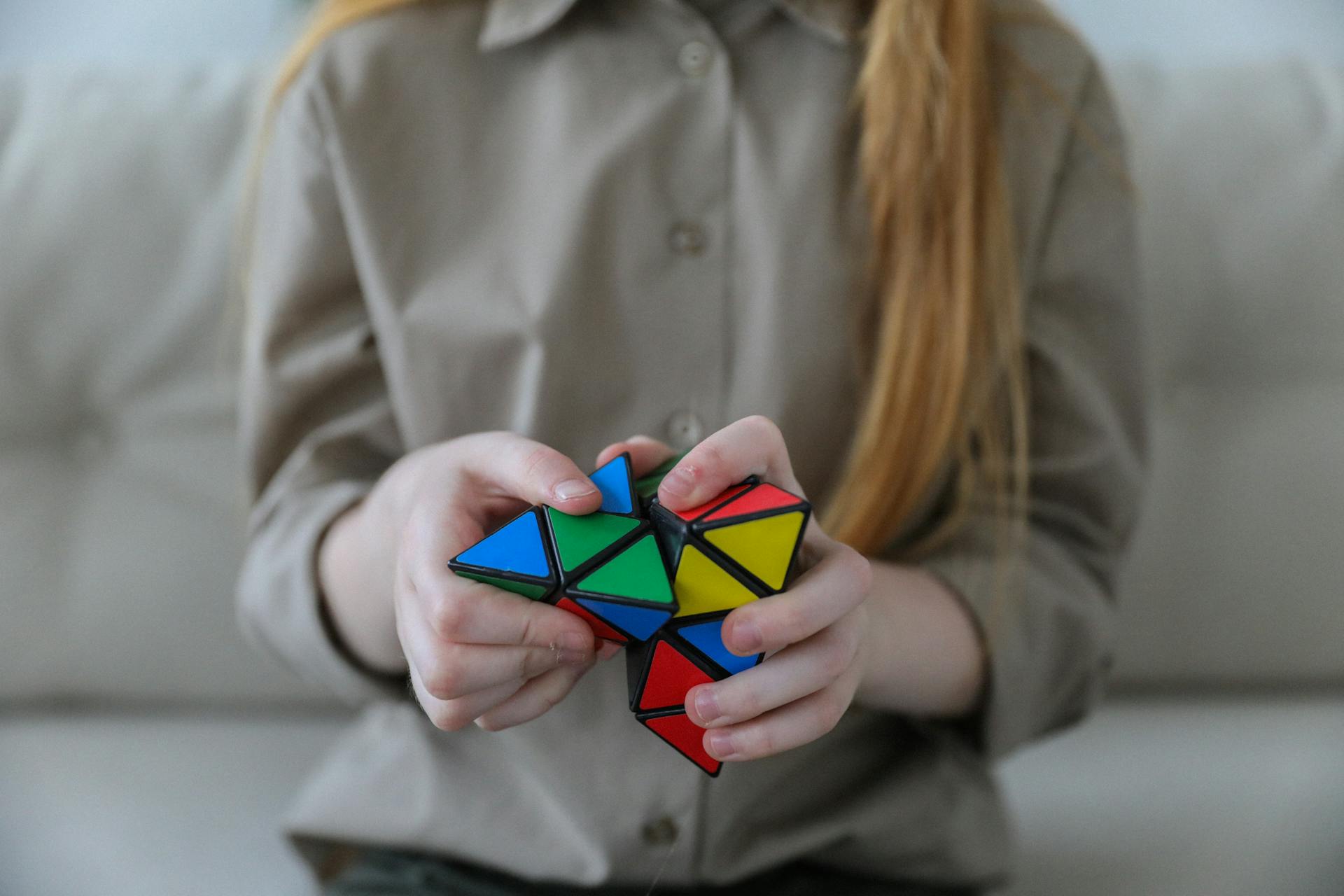 Ein Mädchen, das eine Pyraminx löst | Quelle: Pexels