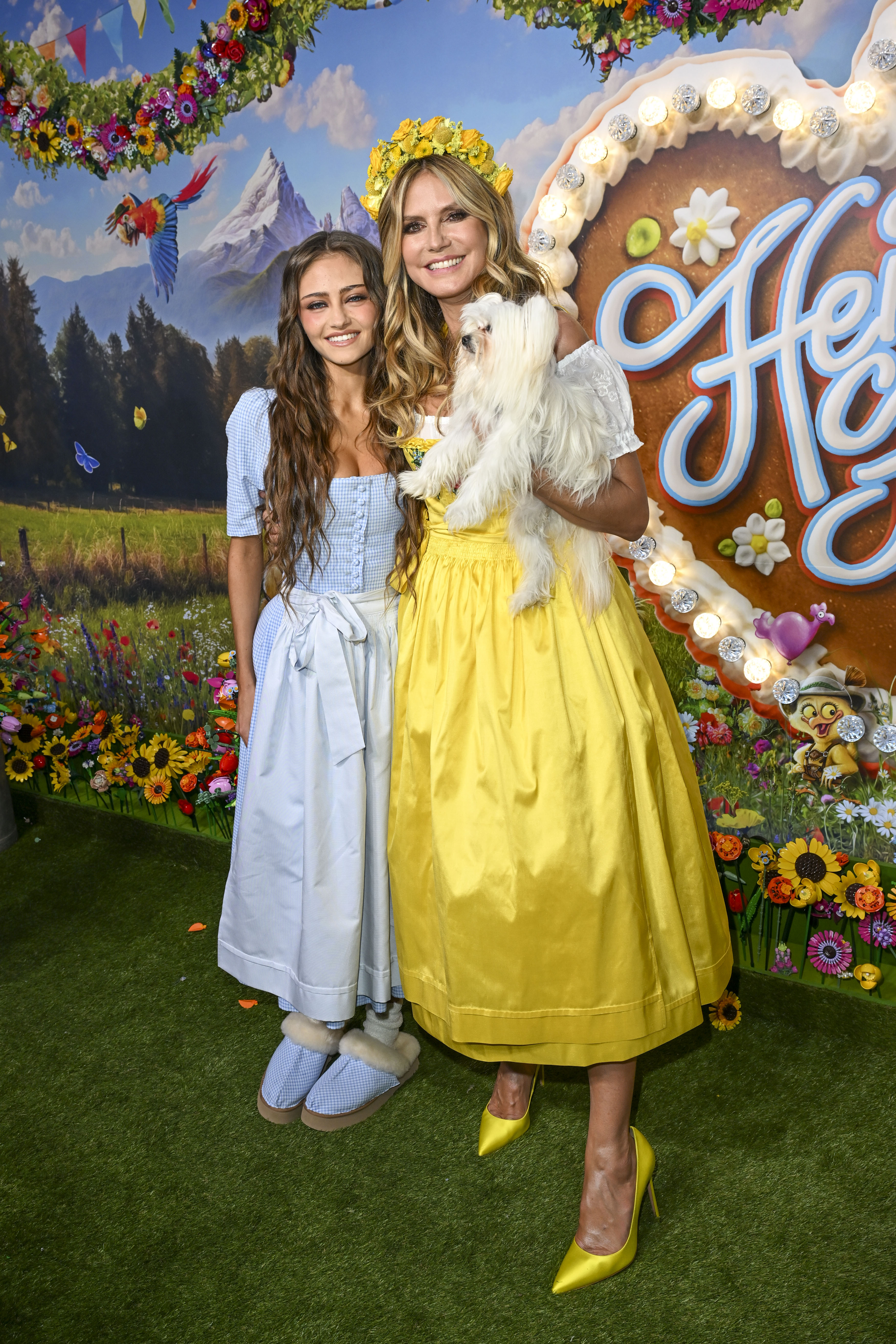 Heidi Klum und Leni Klum posieren gemeinsam beim „HeidiFest by Heidi Klum“ im Vorfeld des Oktoberfestes 2026 im Münchner Hofbräuhaus am 17. September 2026 in München. Heidi hält ihren Hund im Arm und trägt ein gelbes Dirndl sowie einen dazu passenden Blumenkranz. | Quelle: Getty Images