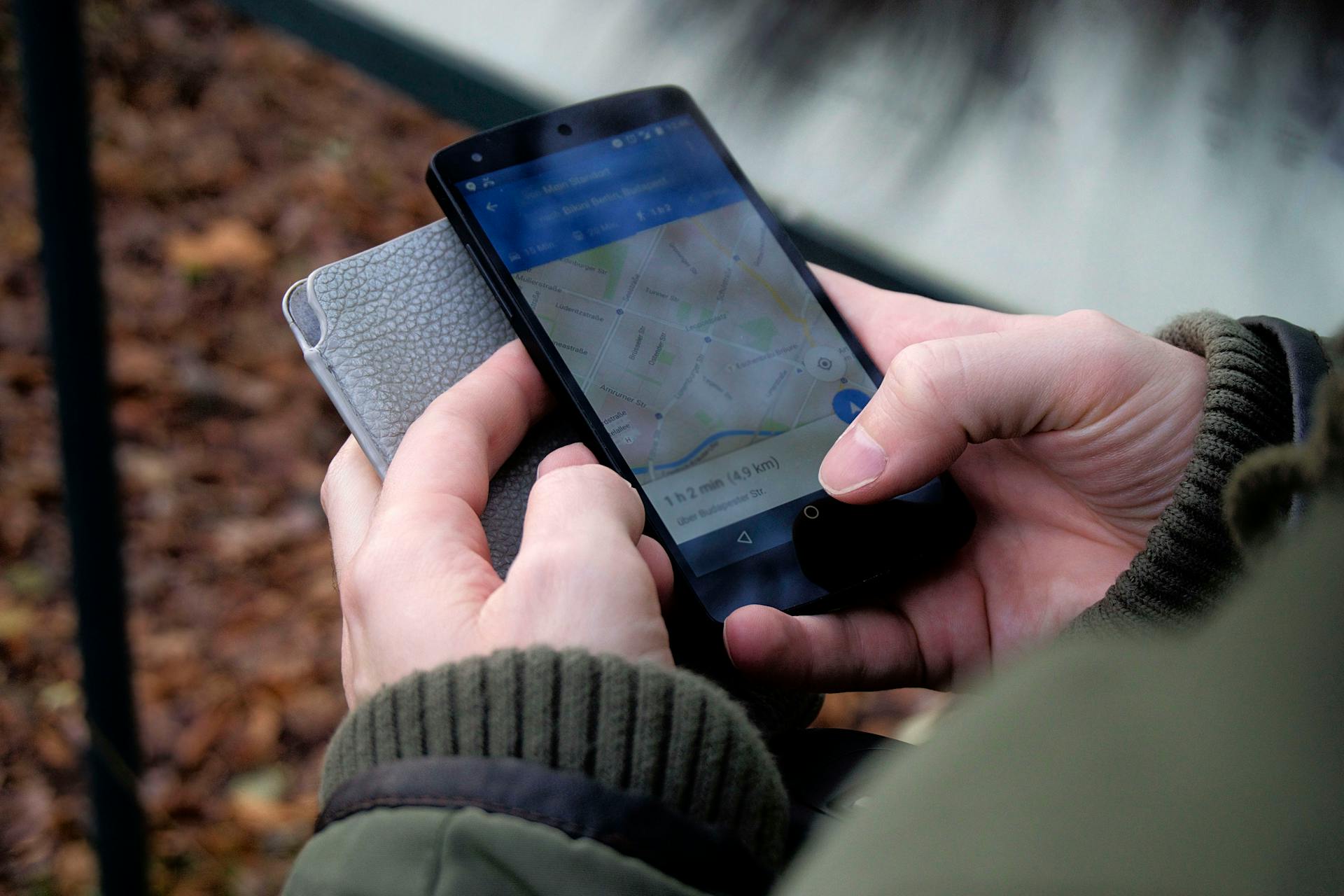 Ein Mann benutzt die Google Maps App auf seinem Telefon | Quelle: Pexels