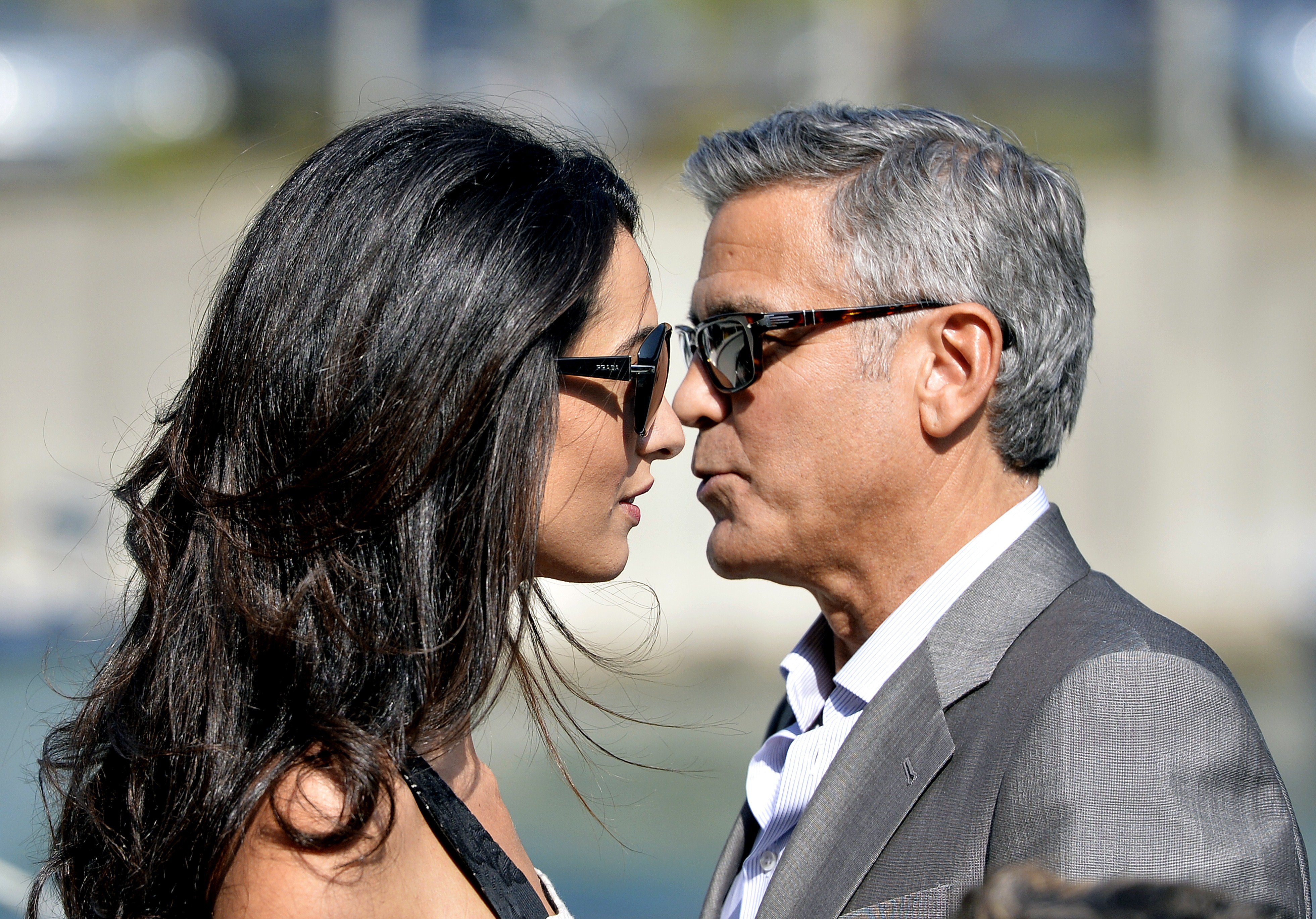George Clooney und Amal Clooney nehmen bei ihrer Ankunft in Venedig am 26. September 2014, am Vorabend ihrer Hochzeit, ein Taxiboot | Quelle: Getty Images