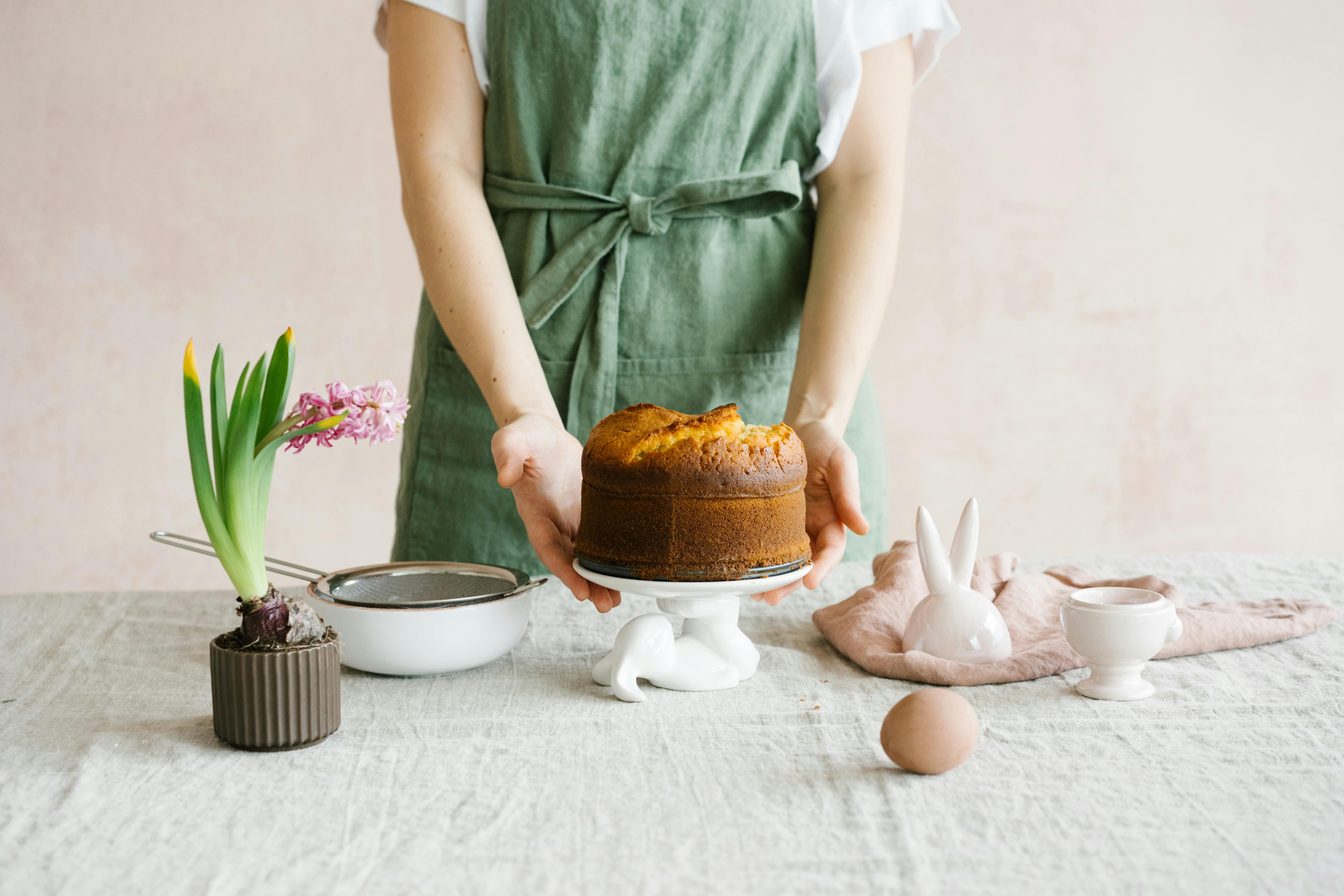 Frau präsentiert ihre Torte | Quelle: Pexels