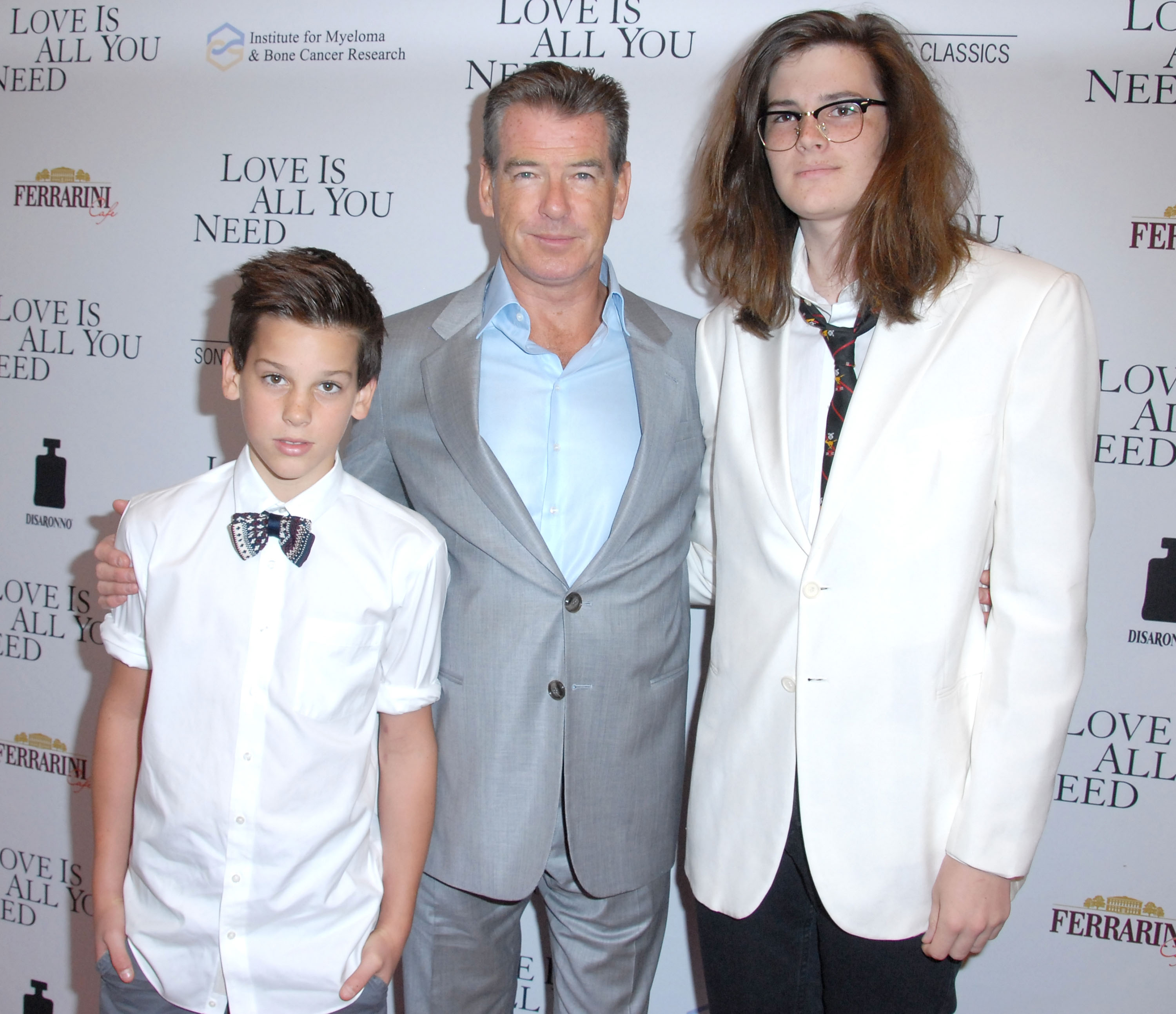 Pierce Brosnan mit seinen Söhnen Paris Brosnan und Dylan Brosnan bei der Premiere von "Love Is All You Need" am 25. April 2013 in Hollywood, Kalifornien. | Quelle: Getty Images