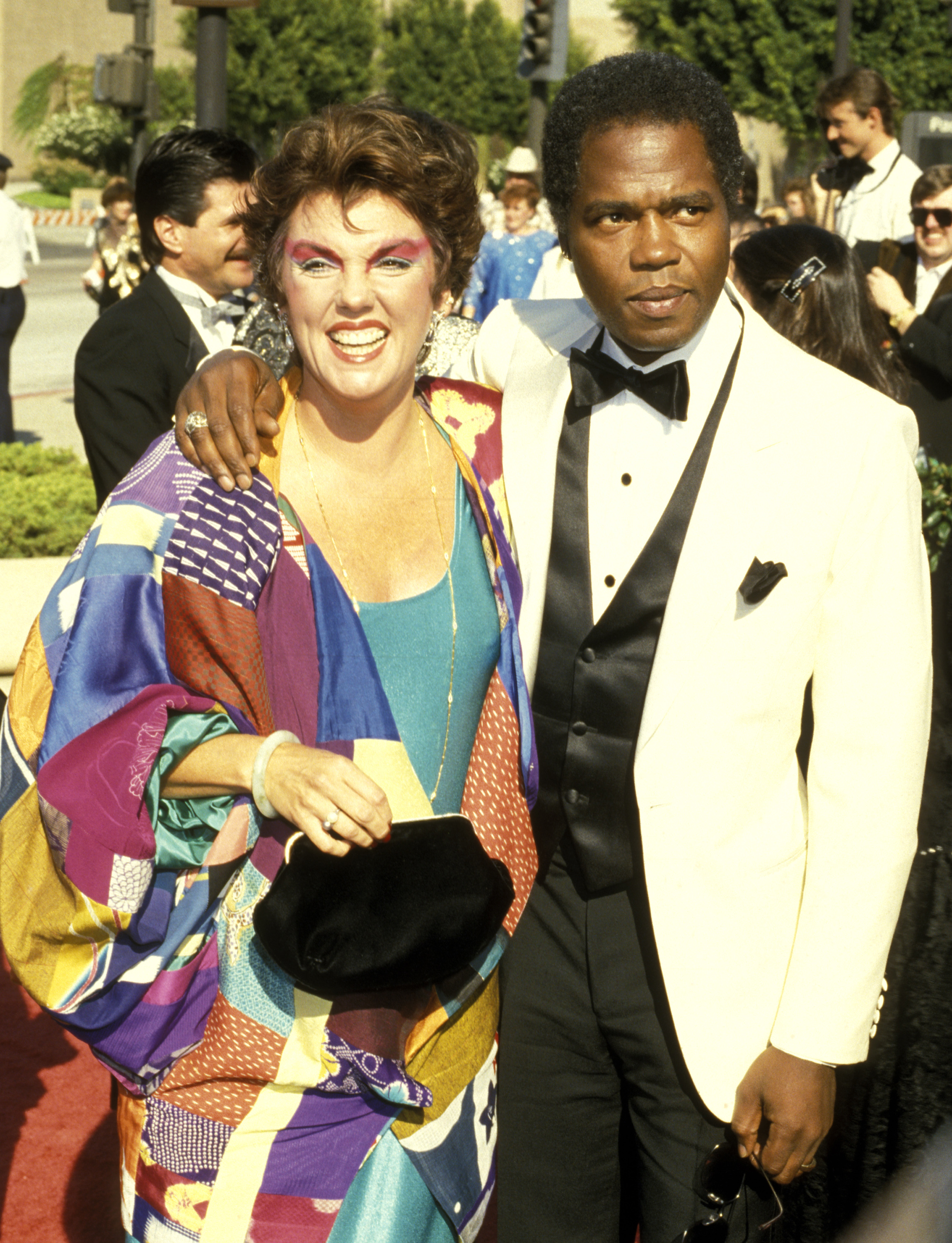 Tyne Daly und Georg Stanford Brown bei der 38. Verleihung der Primetime Emmy Awards 1986. | Quelle: Getty Images