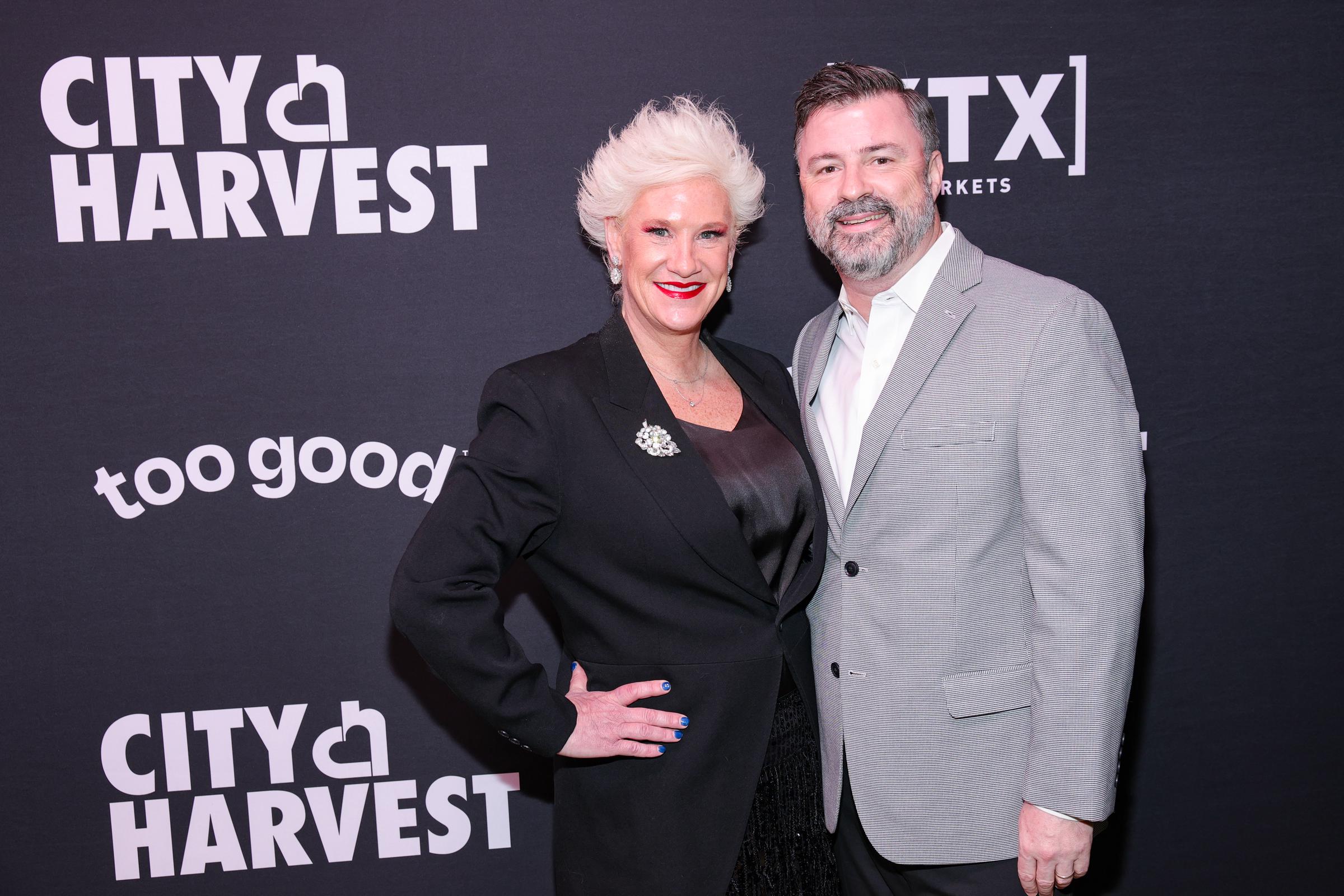 Anne Burrell und ihr Mann, Stuart Claxton, besuchen die New York City Harvest Gala: Carnaval im Cipriani 42nd Street am 22. April 2025 | Quelle: Getty Images