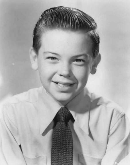 Schauspieler Bobby Driscoll im Alter von 12 Jahren in einem Studioporträt aus dem Jahr 1950 | Foto: Wikimedia Commons/ NBC Television Network, Bobby Driscoll 1950, markiert als lizenzfrei, weitere Details auf Wikimedia Commons