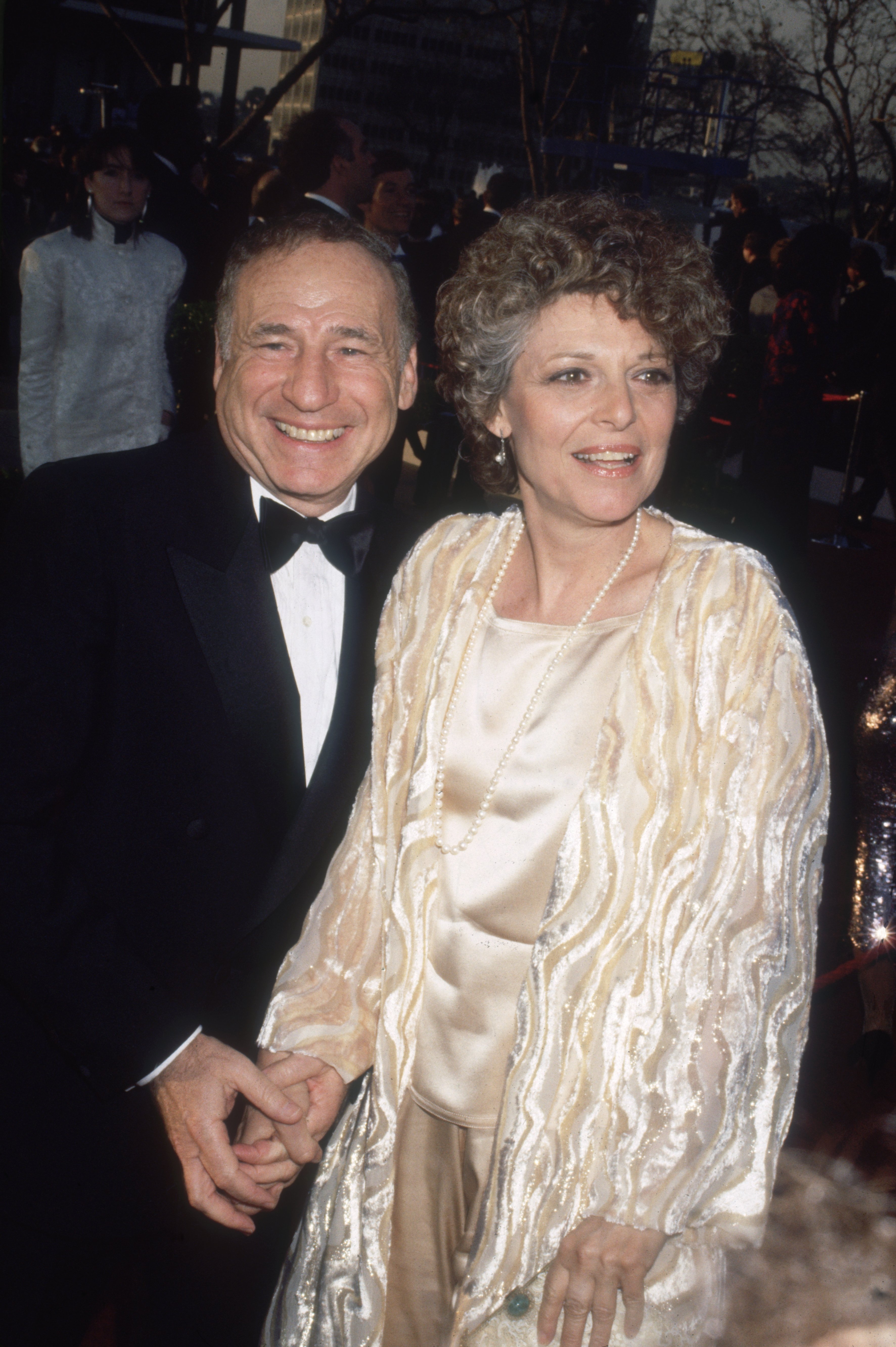 Mel Brooks und Anne Bancroft bei der Verleihung der Academy Awards am 24. März 1986 in Los Angeles, Kalifornien ┃Source: Getty Images