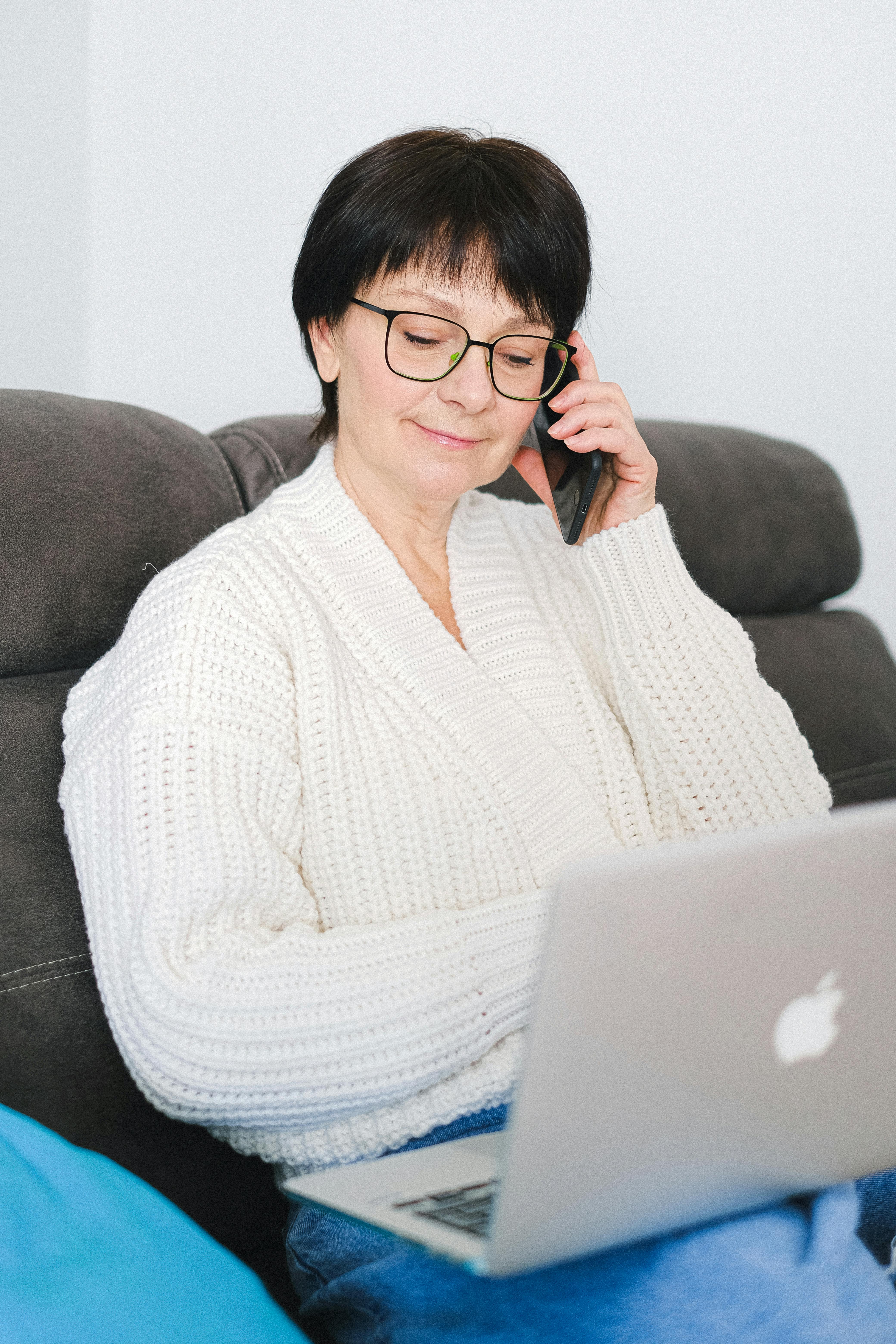Eine Frau, die lächelt und telefoniert | Quelle: Pexels