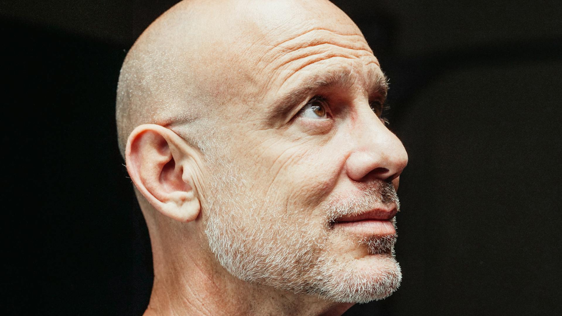 Ein melancholischer Mann | Quelle: Pexels