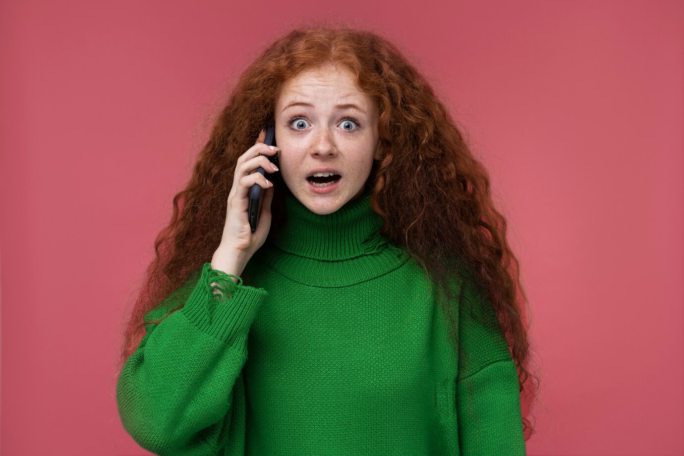 Eine schockierte, überraschte Frau | Quelle: Freepik