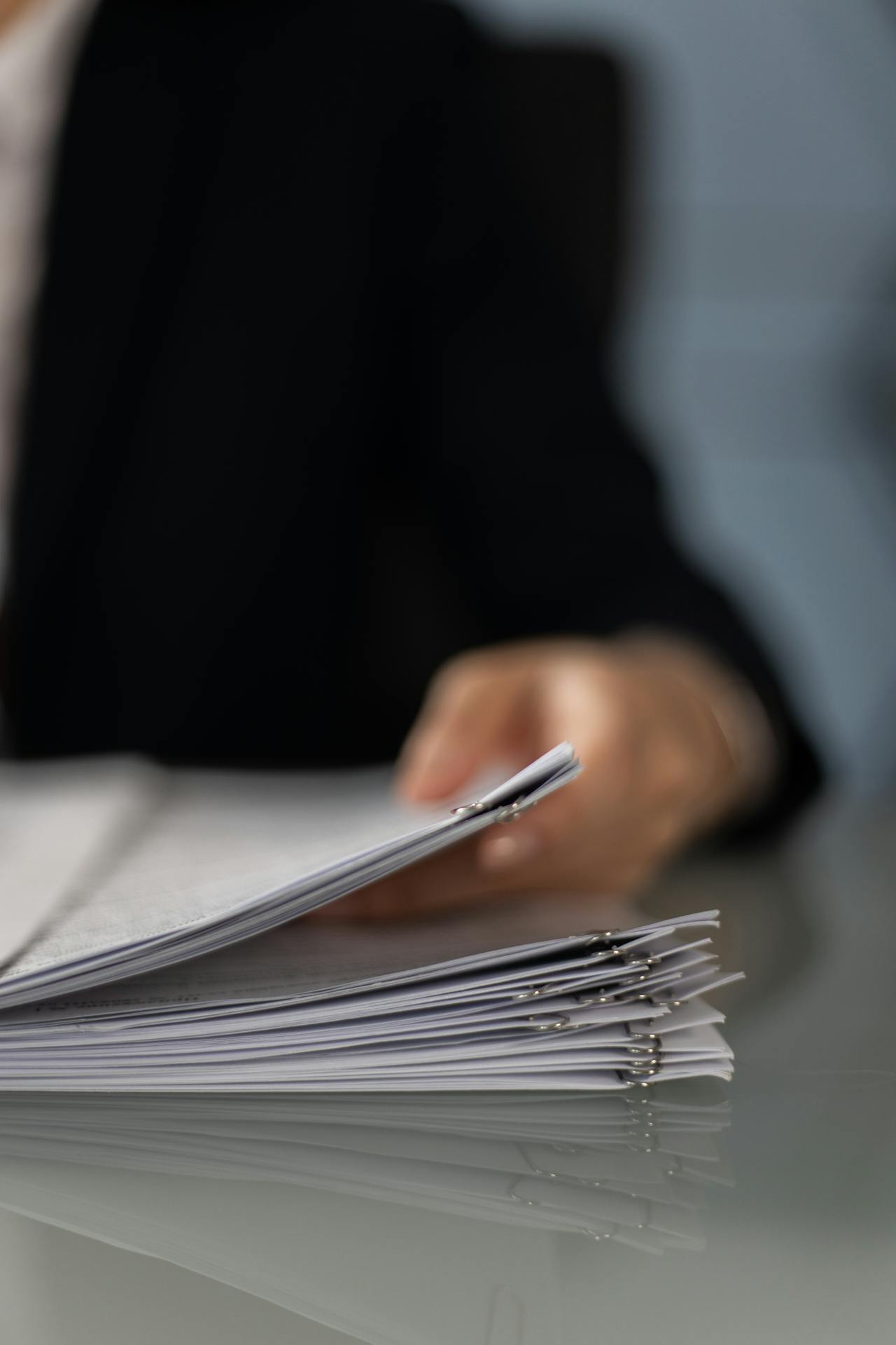 Eine Person mit Papierkram | Quelle: Pexels