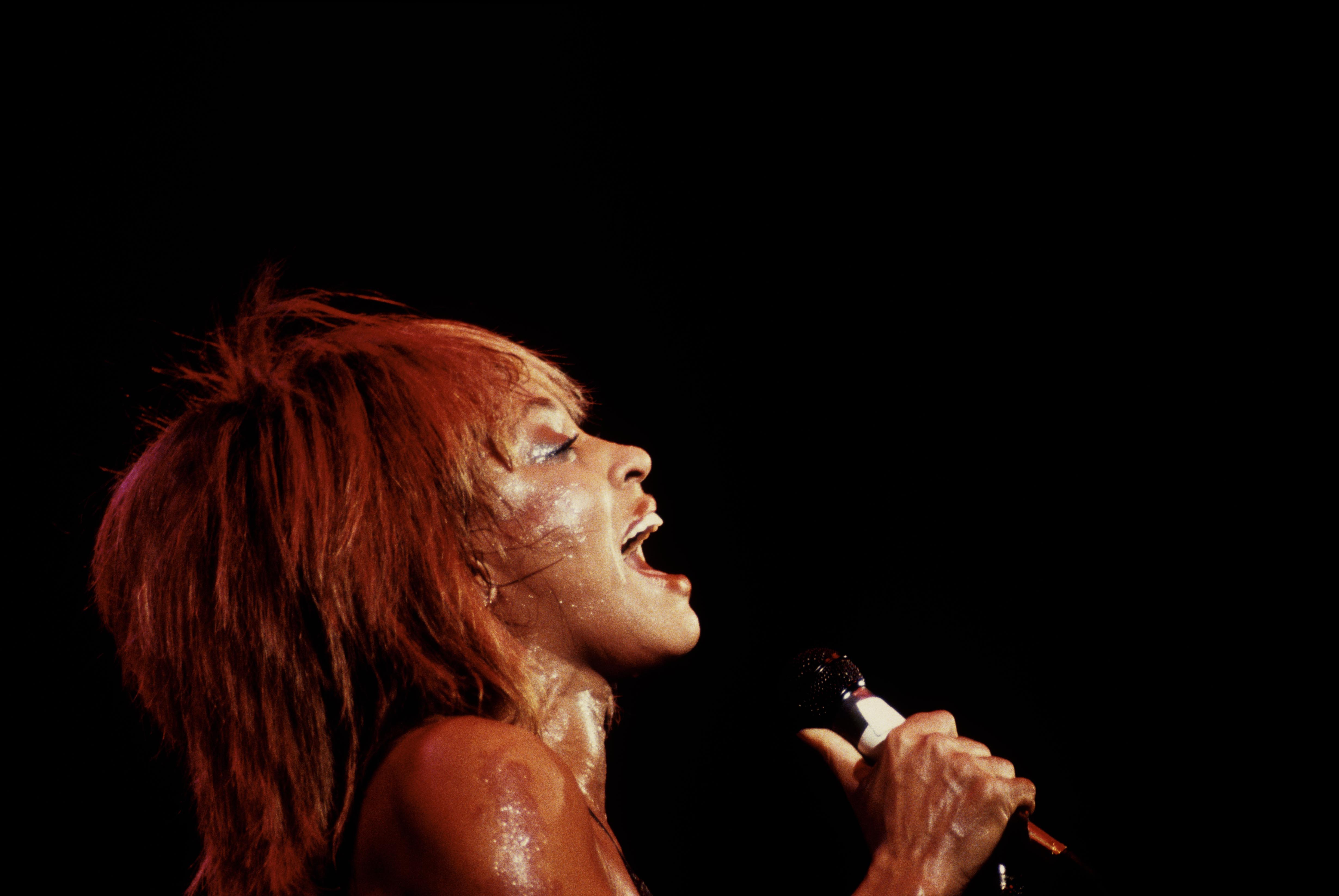 Der Sänger tritt im Dezember 1983 live auf der Bühne des The Venue in London auf. | Quelle: Getty Images