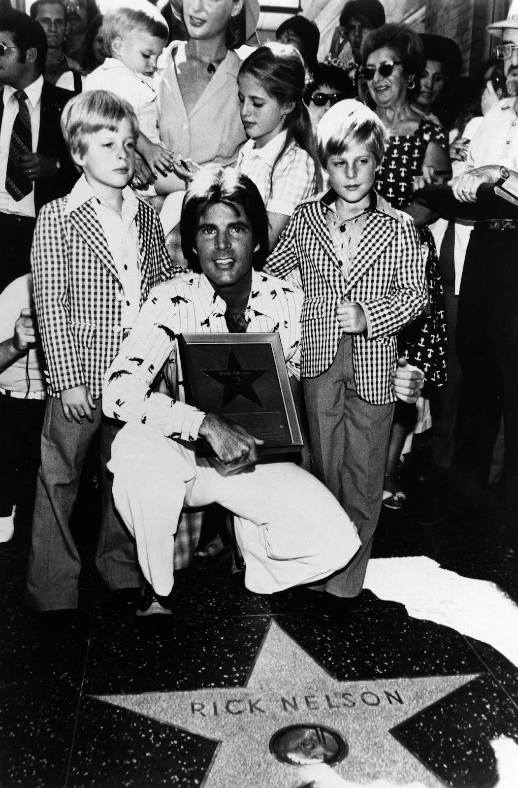 Ricky Nelson mit seinen Söhnen Gunnar und Matthew Nelson bei der Verleihung seines Sterns auf dem Hollywood Walk of Fame am 17. September 1975. | Quelle: Getty Images