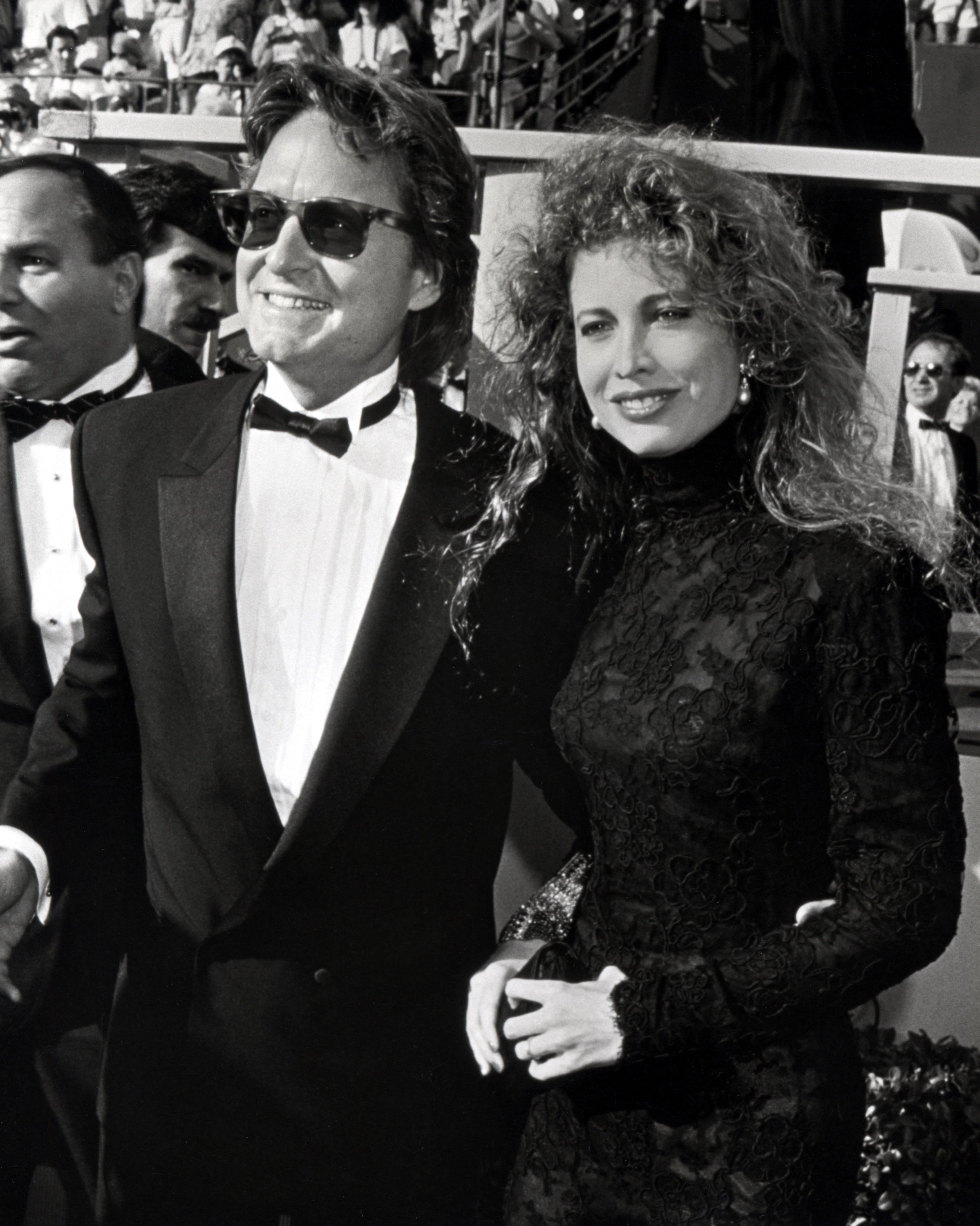 Michael und Diandra Douglas während der 60th Annual Academy Awards am 11. April 1988 in Los Angeles, Kalifornien. | Quelle: Getty Images