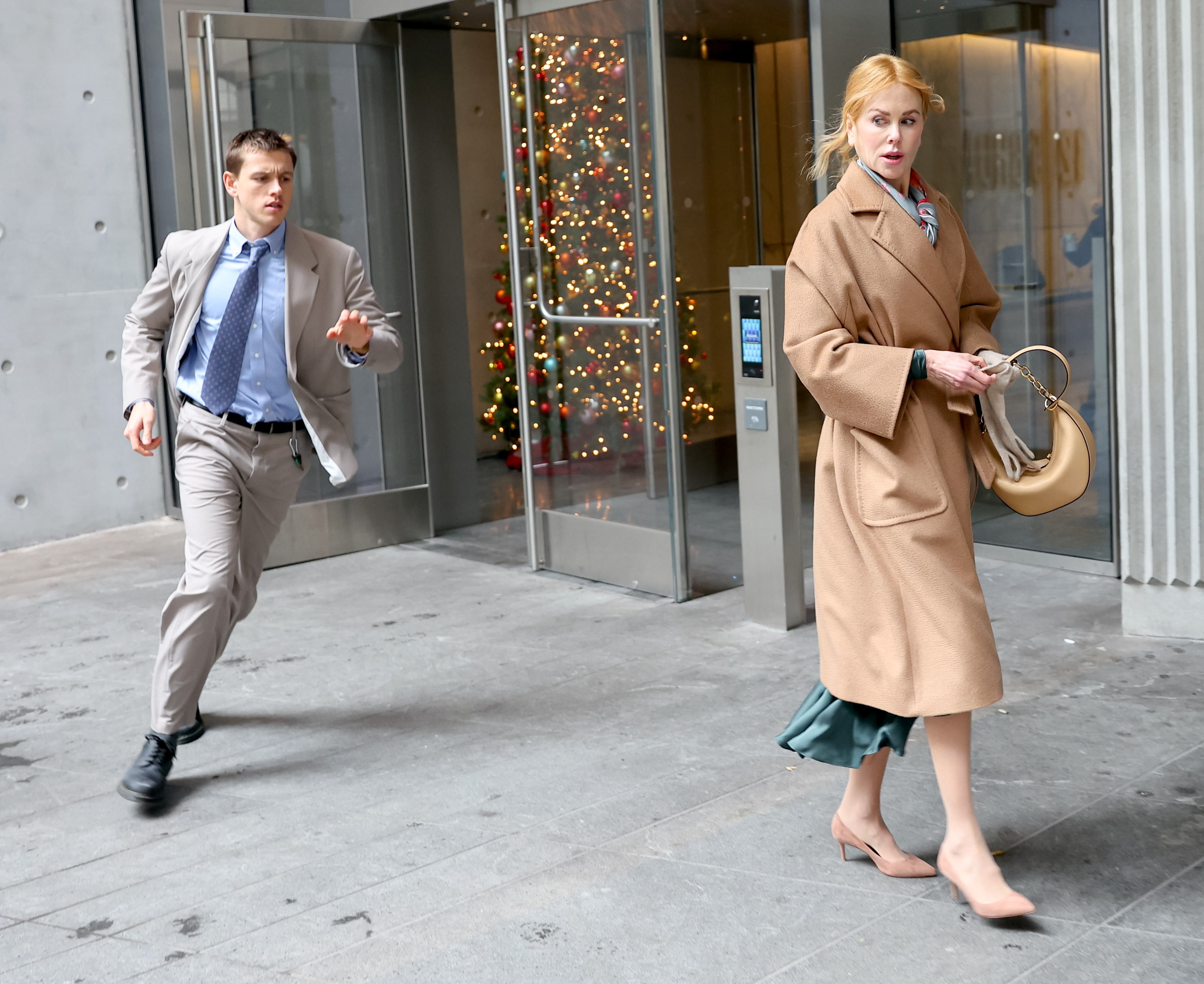 Nicole Kidman und Harris Dickinson werden am 11. Dezember 2023 in New York City bei Dreharbeiten zum Film "Babygirl" gesehen. | Quelle: Getty Images