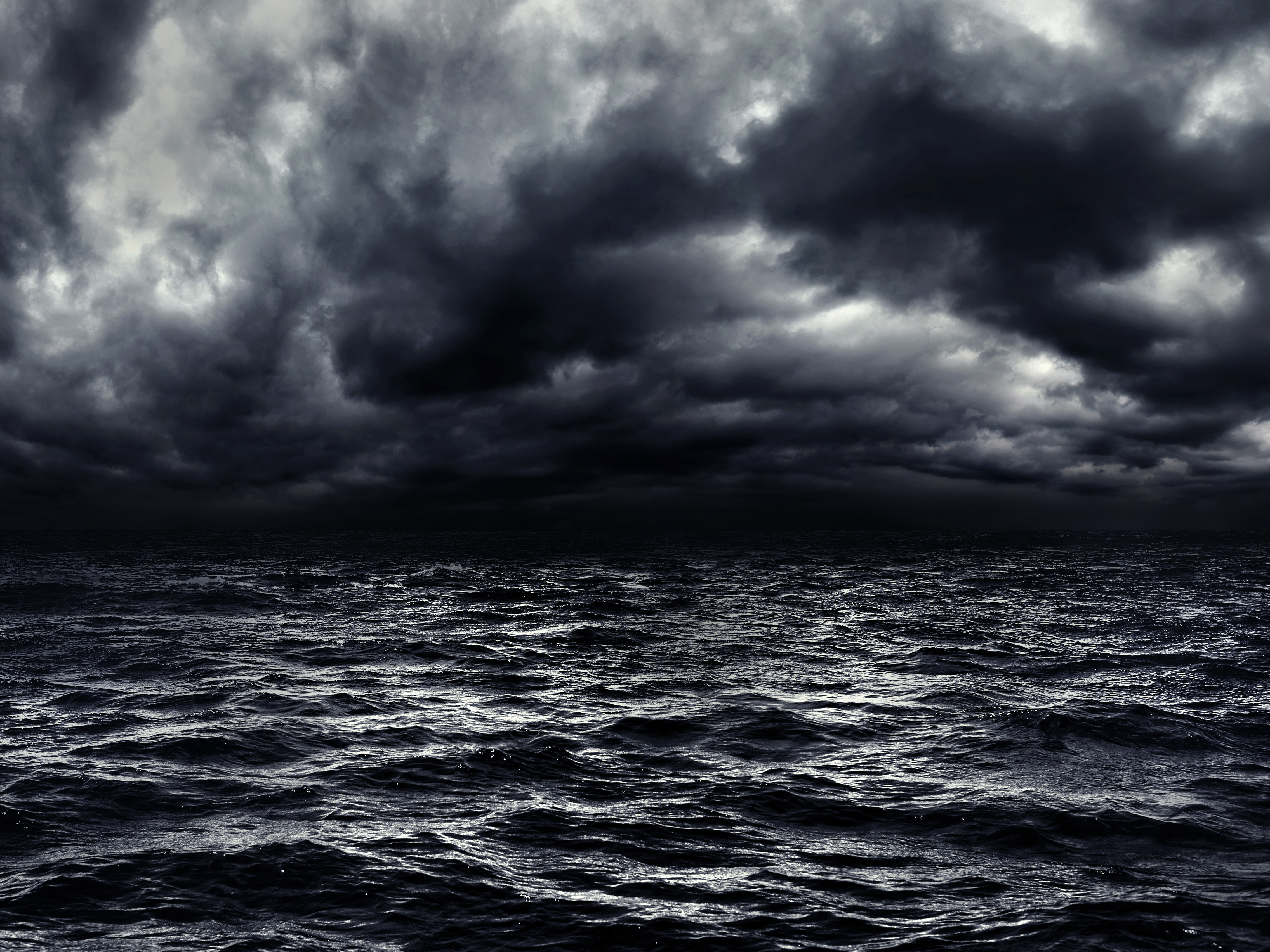 Dunkle stürmische See mit dramatisch bewölktem Himmel. | Quelle: Shutterstock