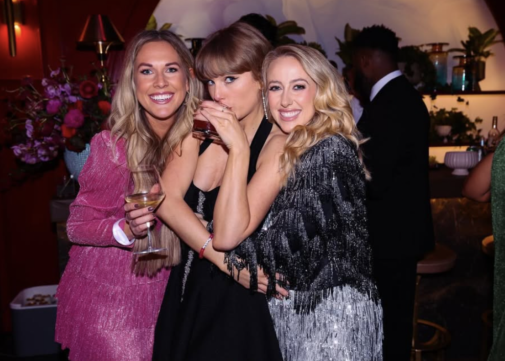 Taylor Swift mit ihren Freunden, datiert auf den 19. Dezember 2024 | Quelle: Instagram/brittanylynne