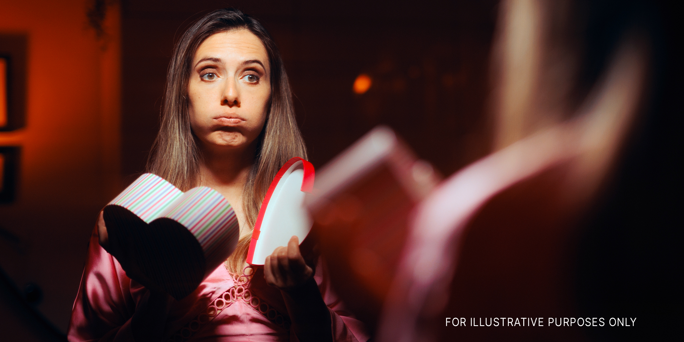 Frau unbeeindruckt von ihrem Geschenk zum Valentinstag | Quelle: Getty Images