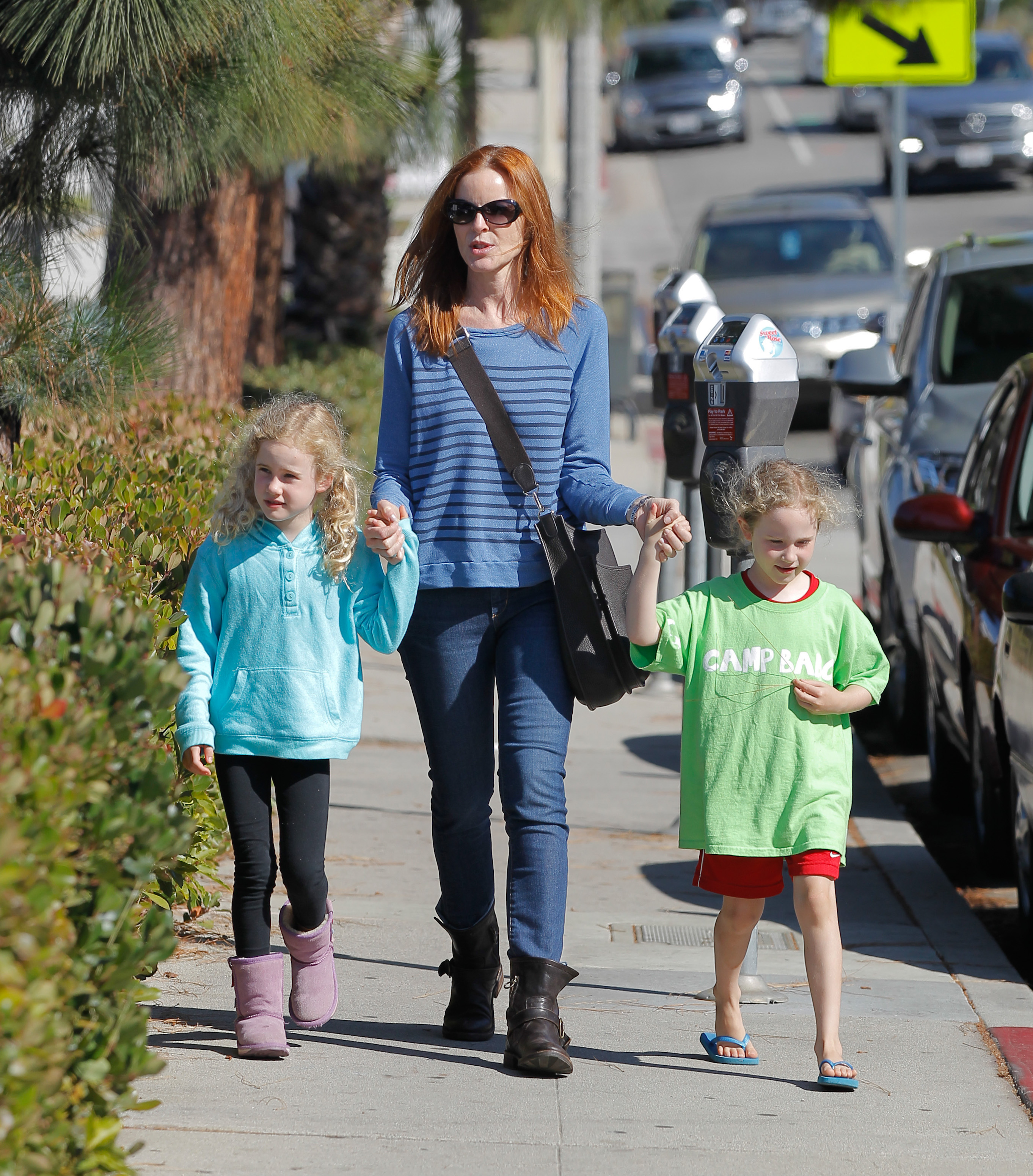 Marcia Cross und Savannah Mahoney und Eden Mahoney, gesehen am 10. August 2013 in Los Angeles. | Quelle: Getty Images