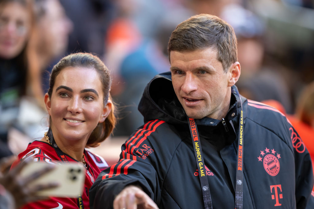 Thomas Müller vom FC Bayern München und seine Frau Lisa Müller blicken vor dem Anpfiff des NFL-Spiels zwischen den Seattle Seahawks und den Tampa Bay Buccaneers in der Allianz Arena am 13. November 2022 in München zu. | Quelle: Getty Images