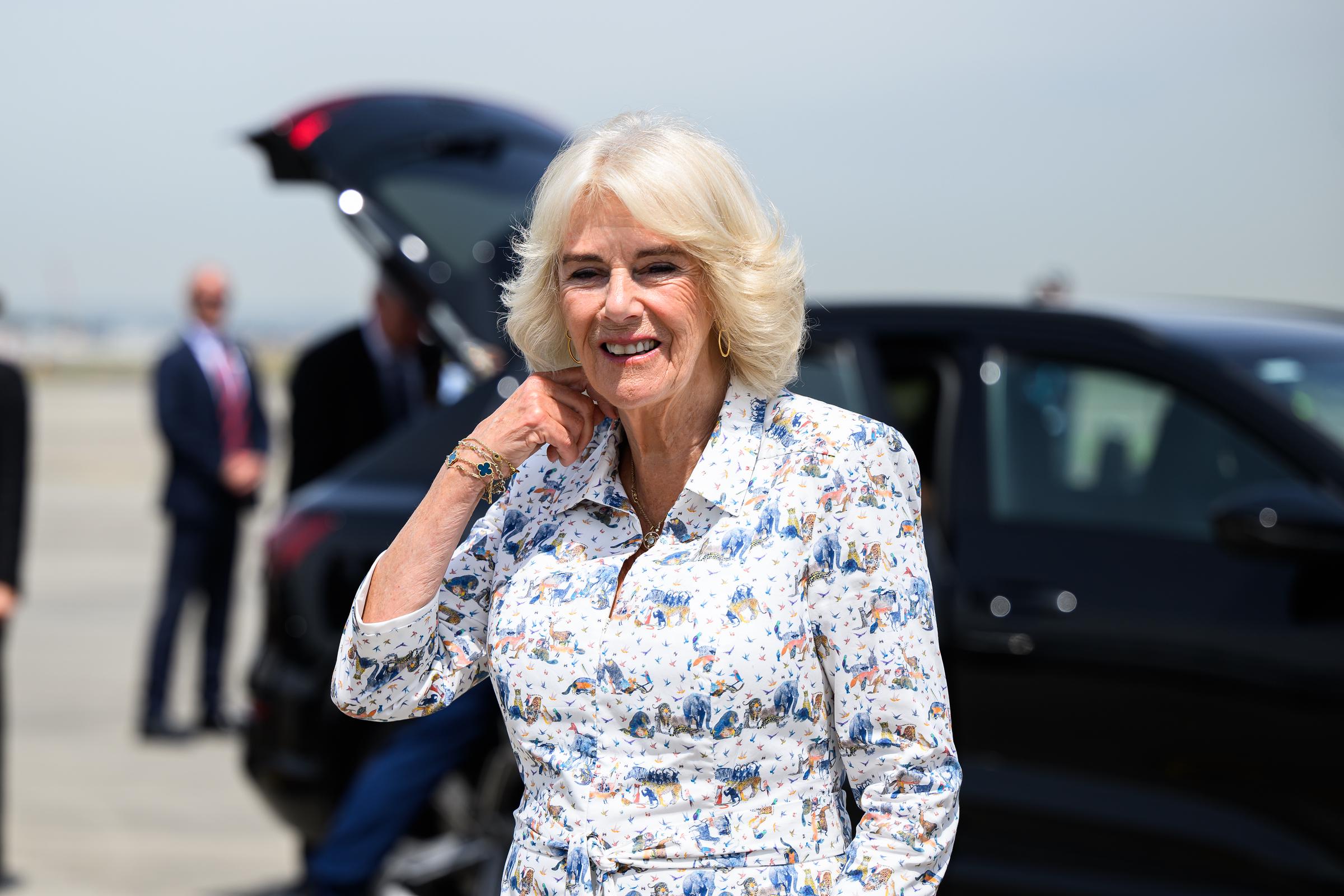 Königin Camilla am 23. Oktober 2024 am Sydney Kingsford Smith Airport in Sydney, Australien. | Quelle: Getty Images