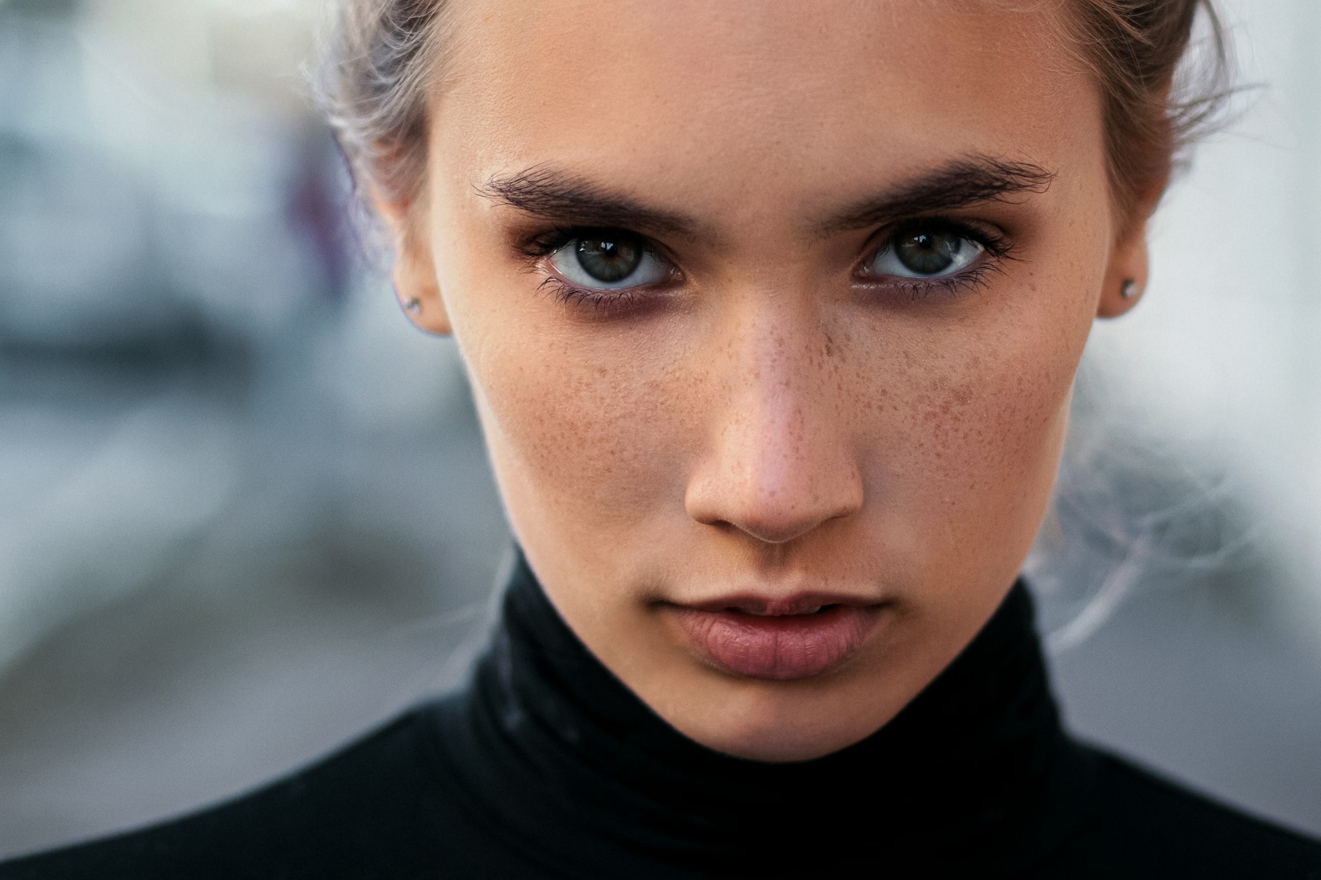 Eine Frau starrt jemanden an | Quelle: Unsplash
