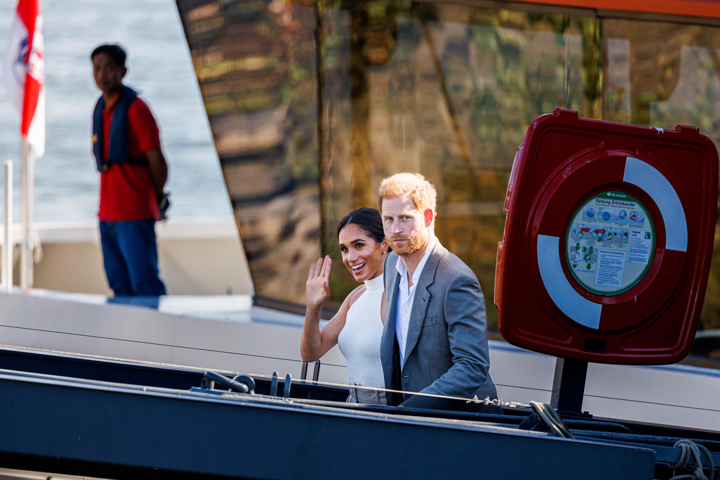 Meghan Markle und Prinz Harry nach einer Bootsfahrt während der Invictus Games Düsseldorf 2023 - One Year To Go Veranstaltungen in Düsseldorf, Deutschland am 6. September 2022. | Quelle: Getty Images