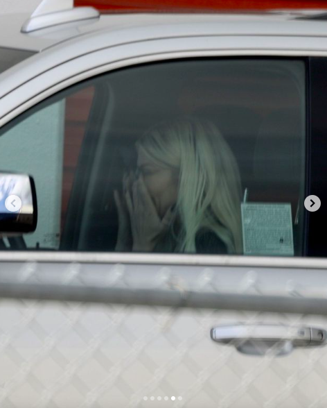 Tori Spelling weinend in ihrem Auto gepostet am 30. März 2024 | Quelle: Instagram/entertainmenttonight
