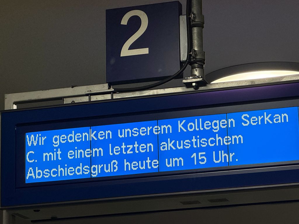 04. Februar 2026, Berlin: Ein Text an der S-Bahn-Station Anhalter Bahnhof erinnert an den verstorbenen Zugbegleiter „Serkan C.“ | Quelle: Getty Images