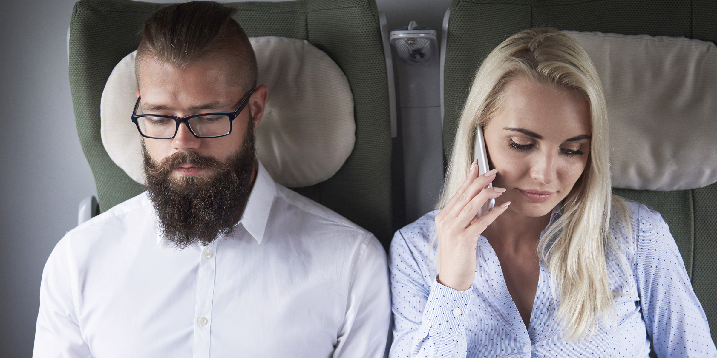 Zwei Menschen sitzen in einem Flugzeug | Quelle: Shutterstock