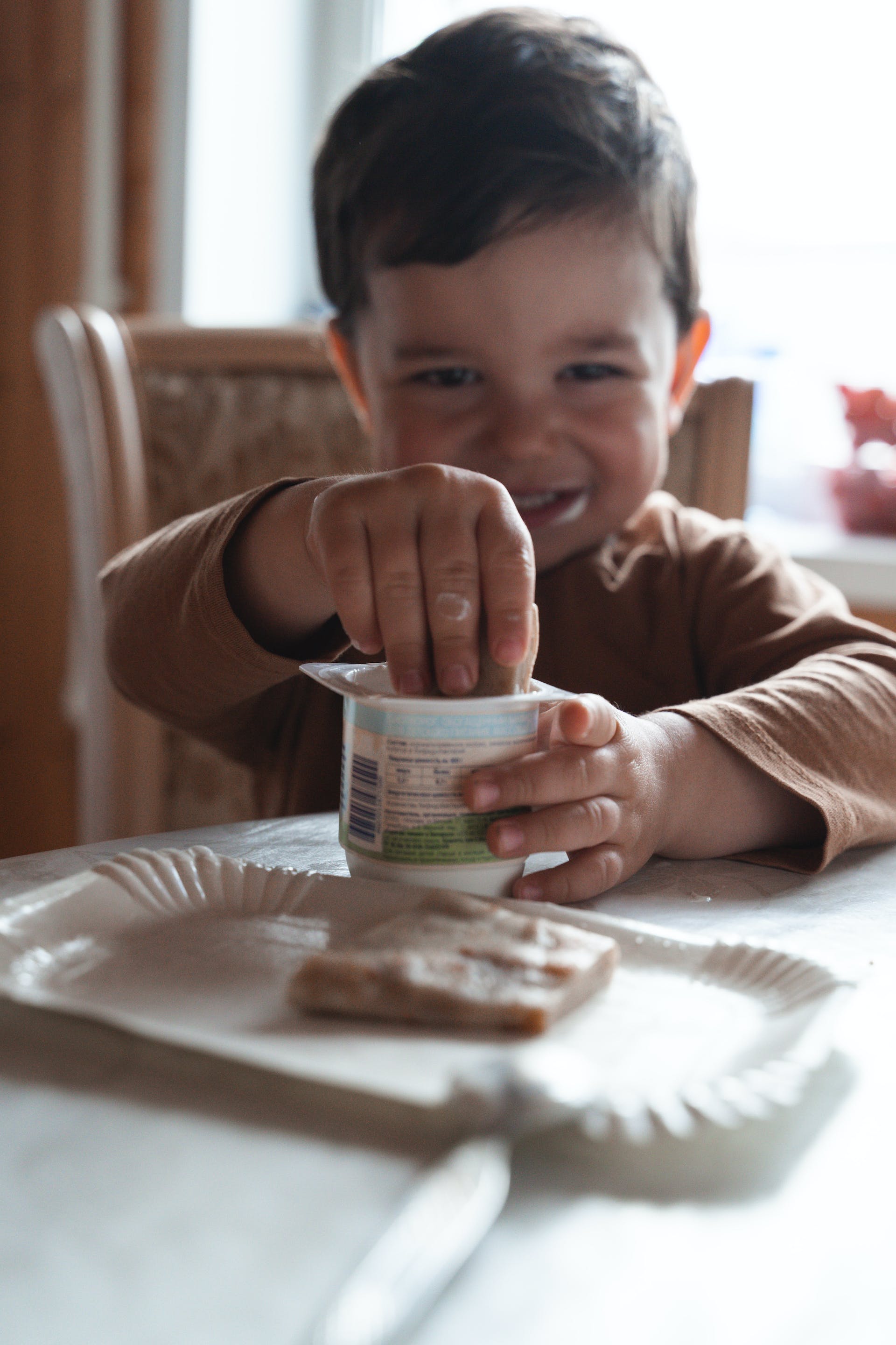 Kleiner Junge isst Joghurt | Quelle: Pexels