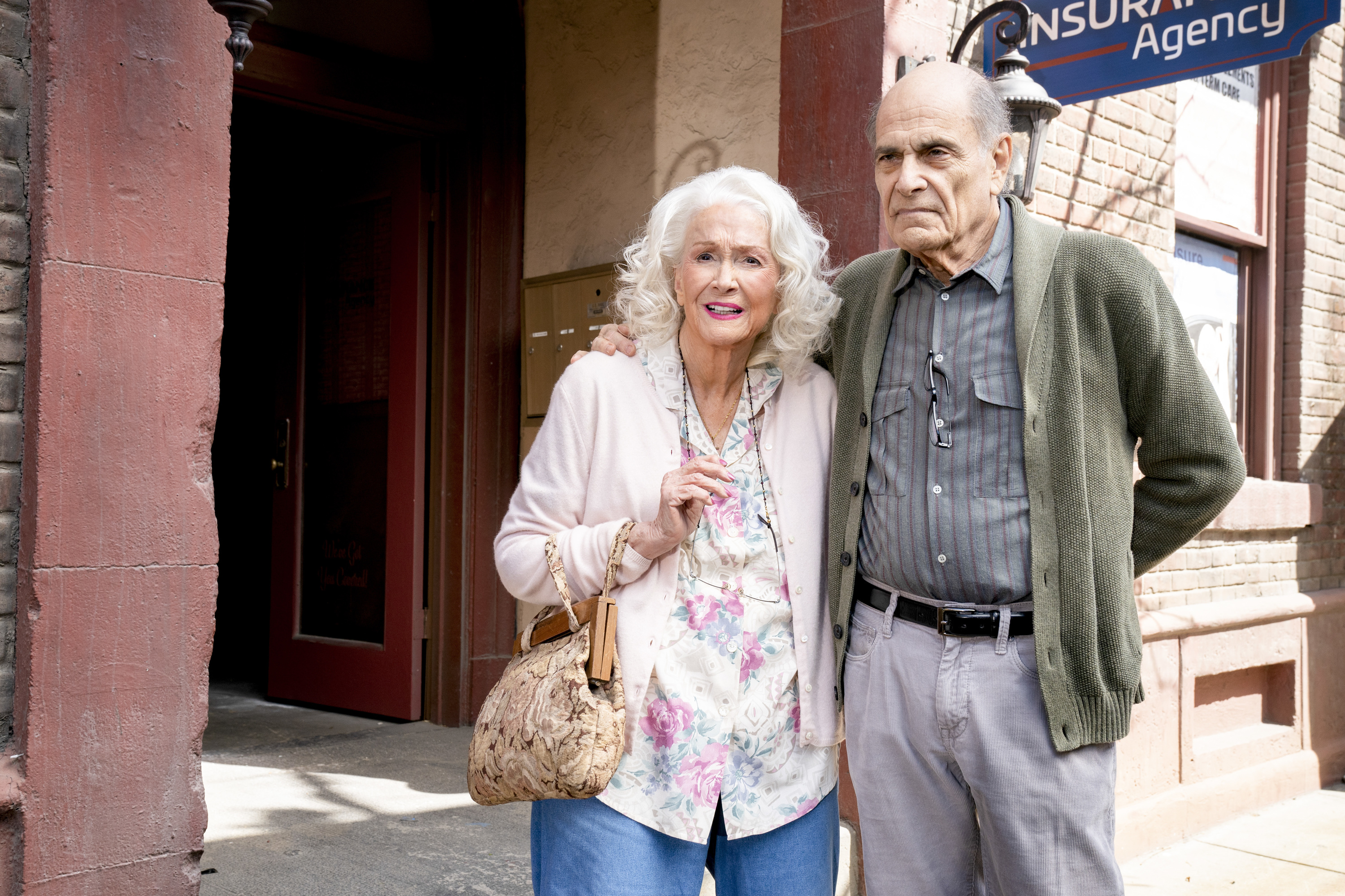 Diane Ladd als Hortense und Alan Rachins als Vern in der Serie "Young Sheldon" von 2017 | Quelle: Getty Images